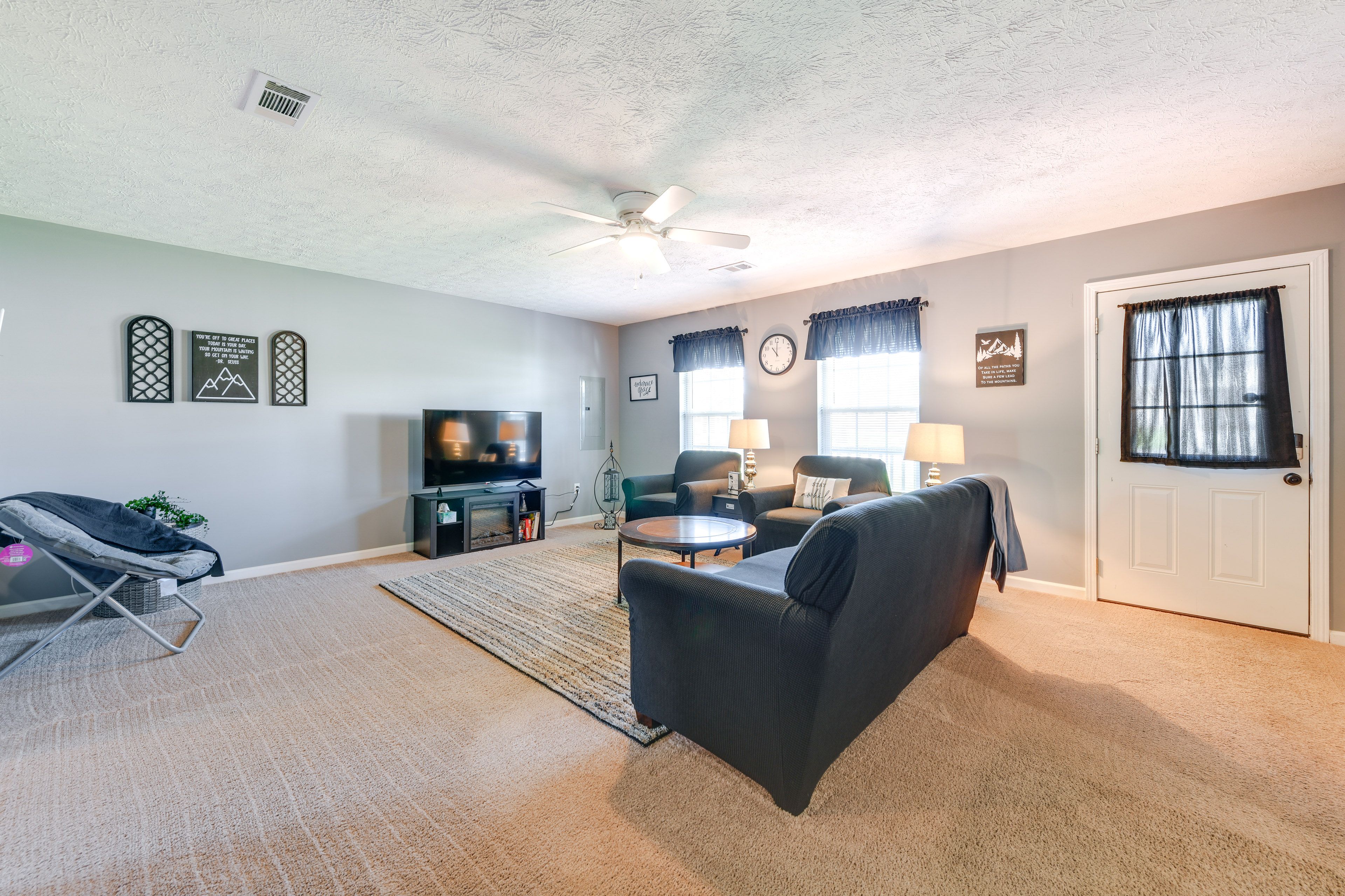Living Area | Smart TV w/ Cable | Central A/C