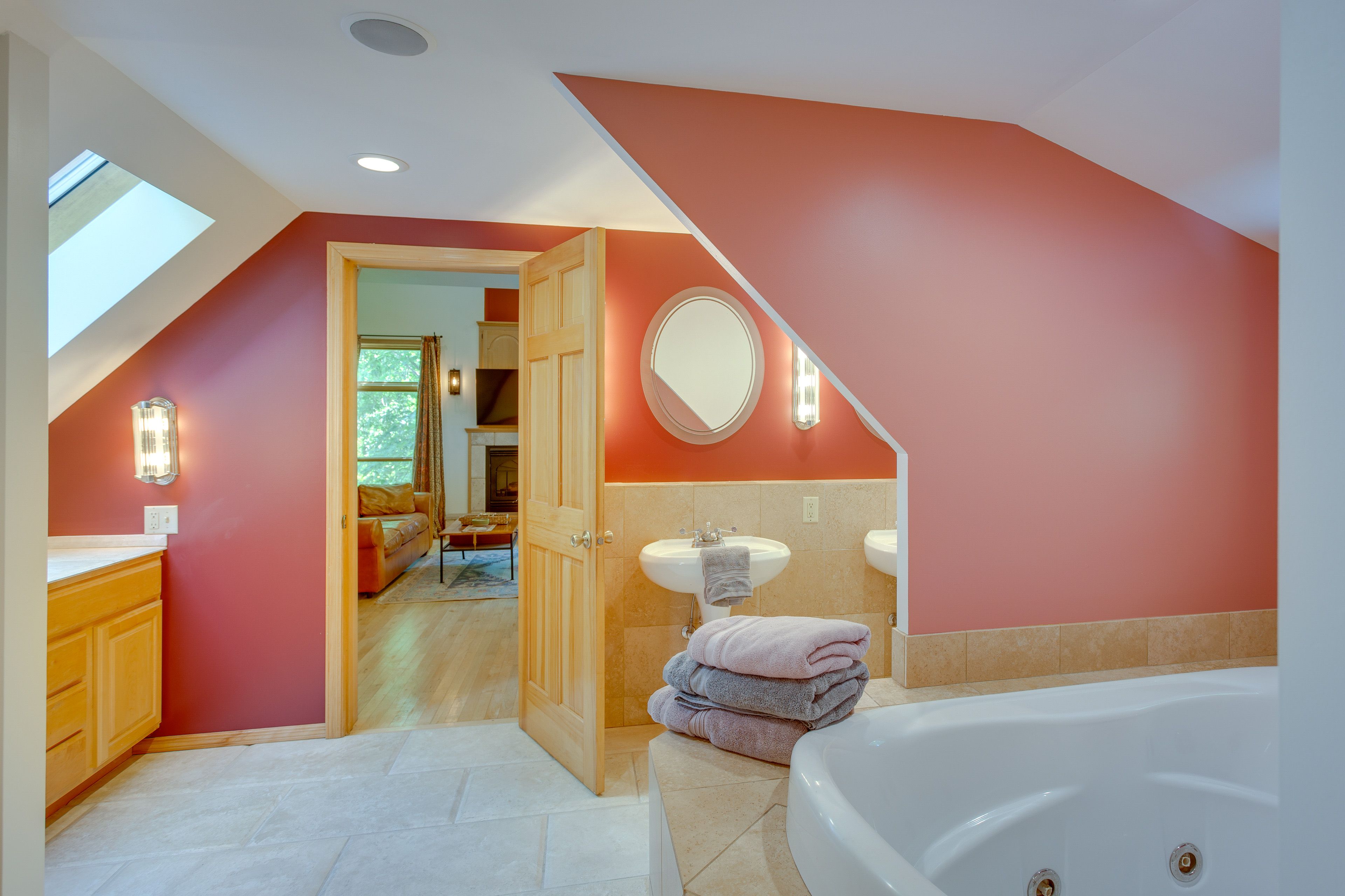Full Bathroom | 1st Floor | Towels Provided | Jetted Tub
