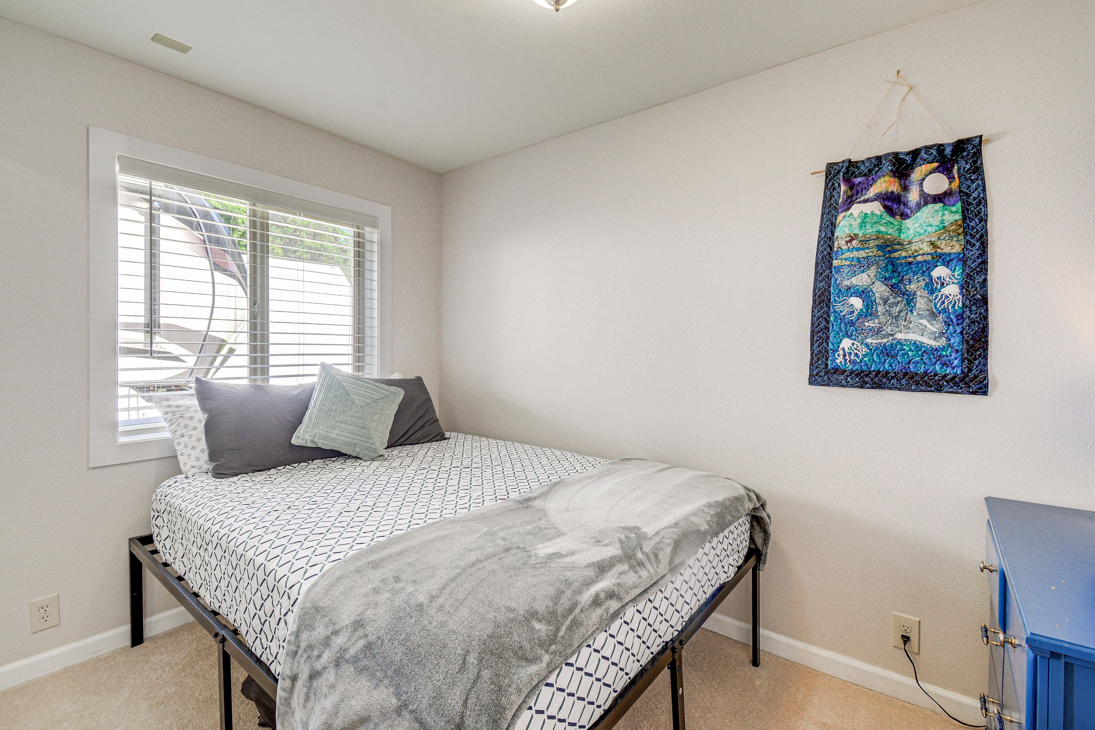 Bedroom 4 | Queen Bed | 1st Floor