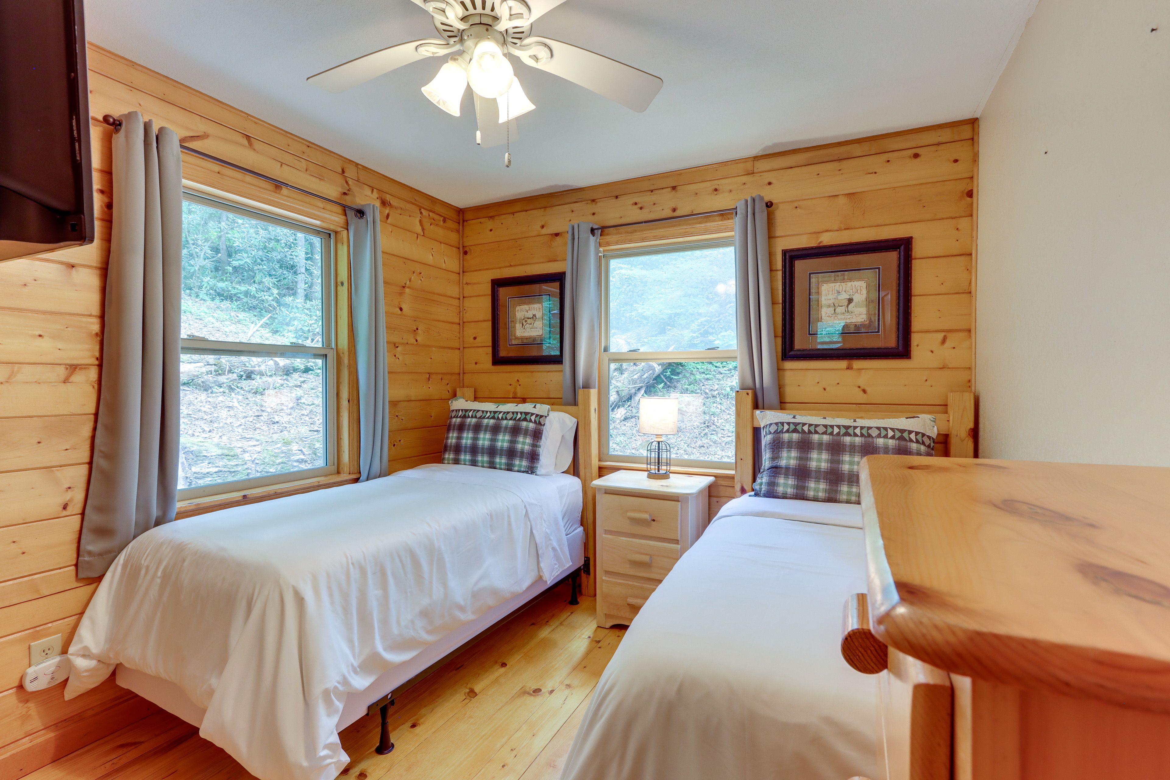 Bedroom 2 | 2 Twin Beds | DVD Player