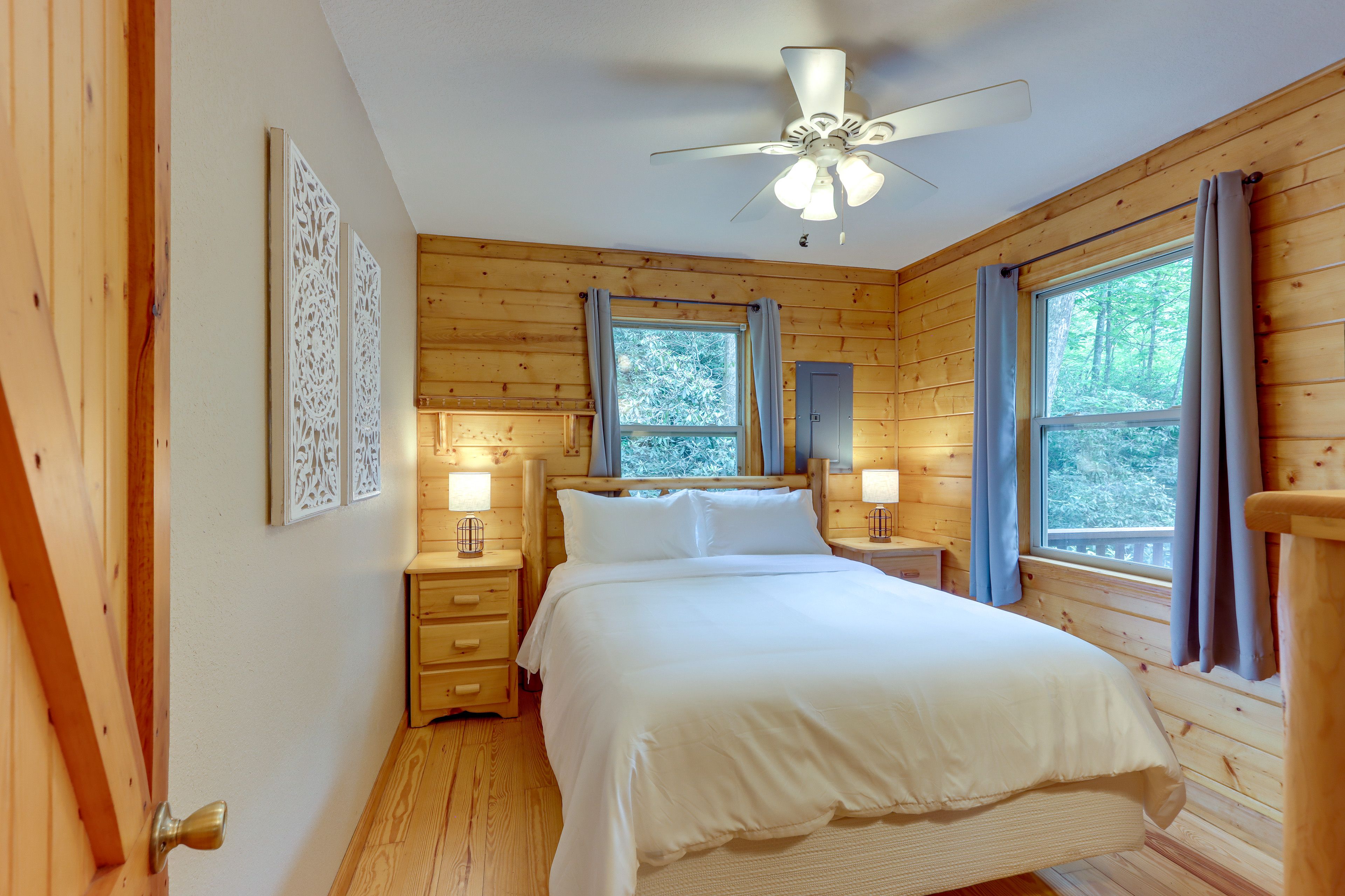 Bedroom 1 | Queen Bed
