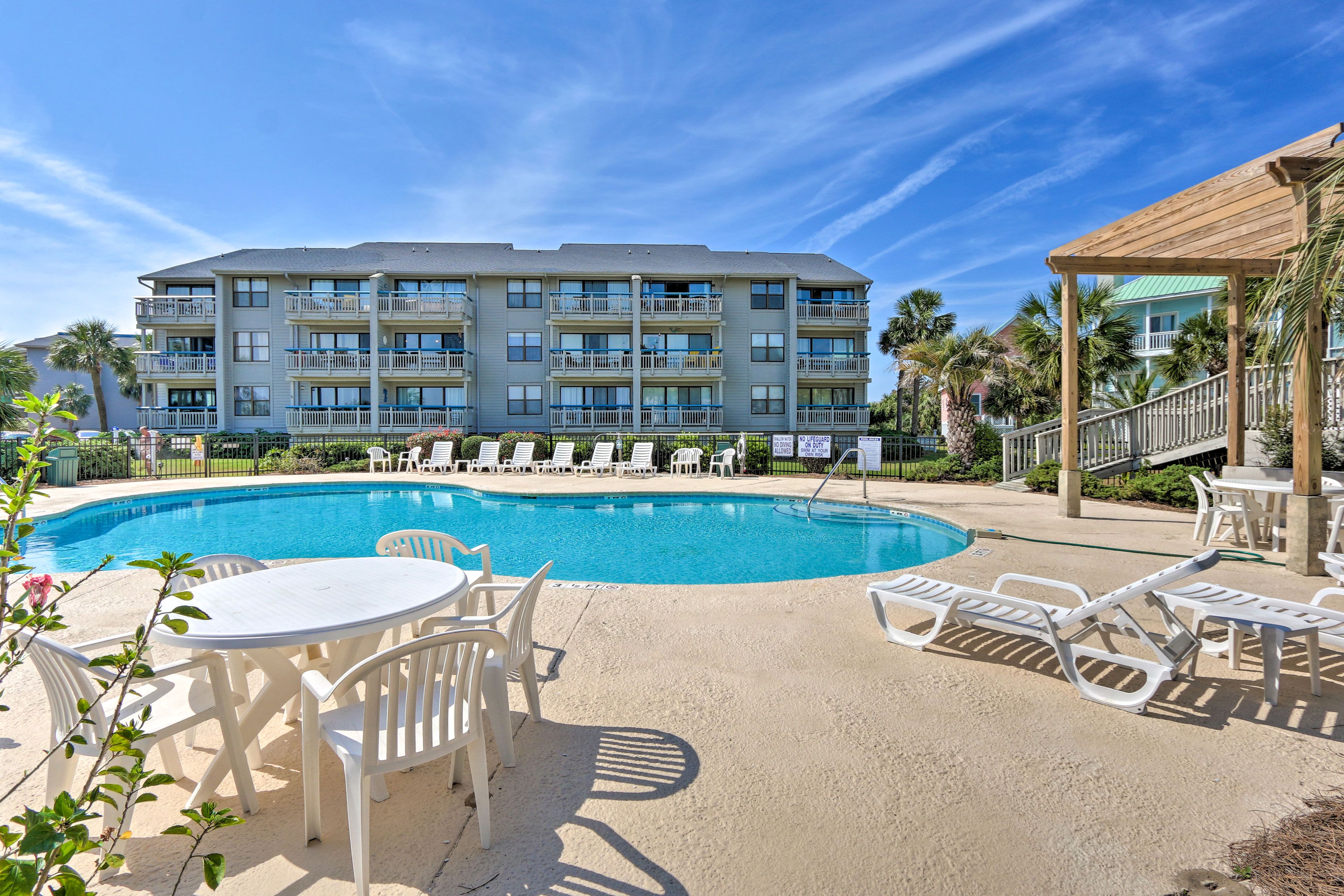 Community Amenities | 2 Outdoor Pools