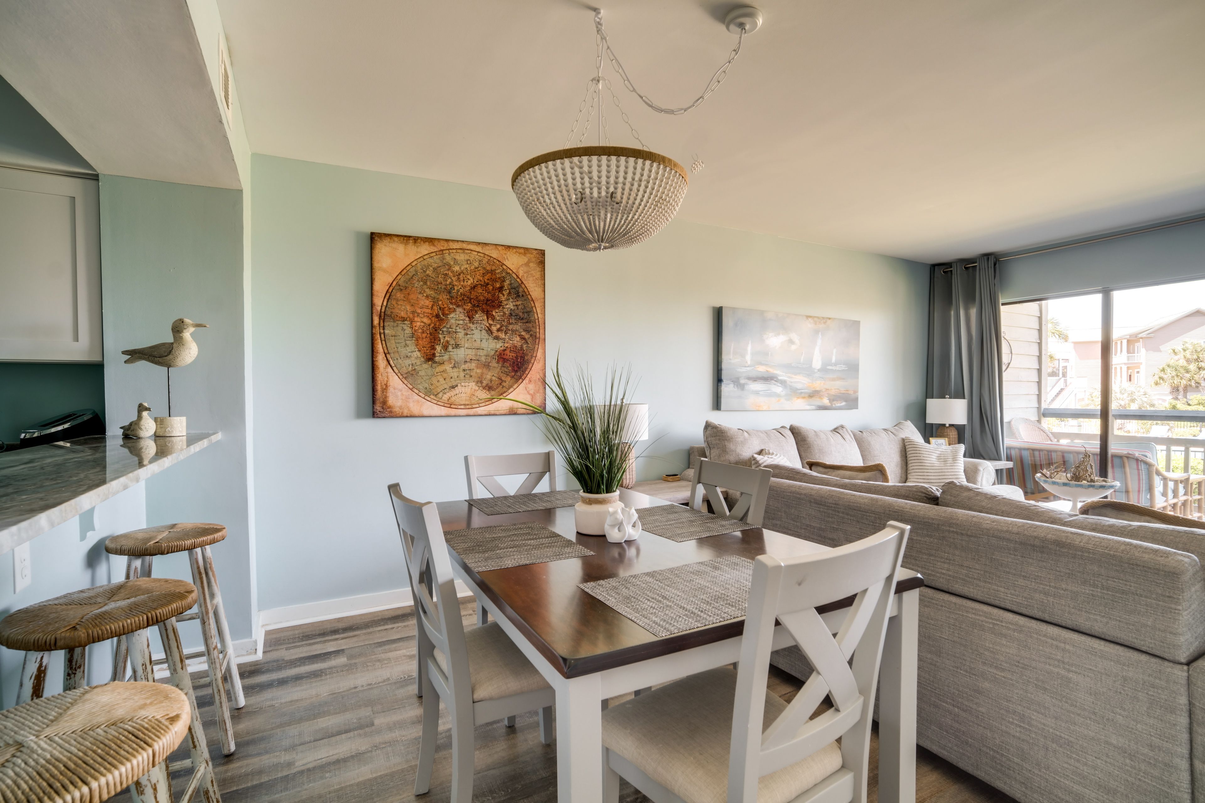 Dining Area | Dishware/Flatware Provided