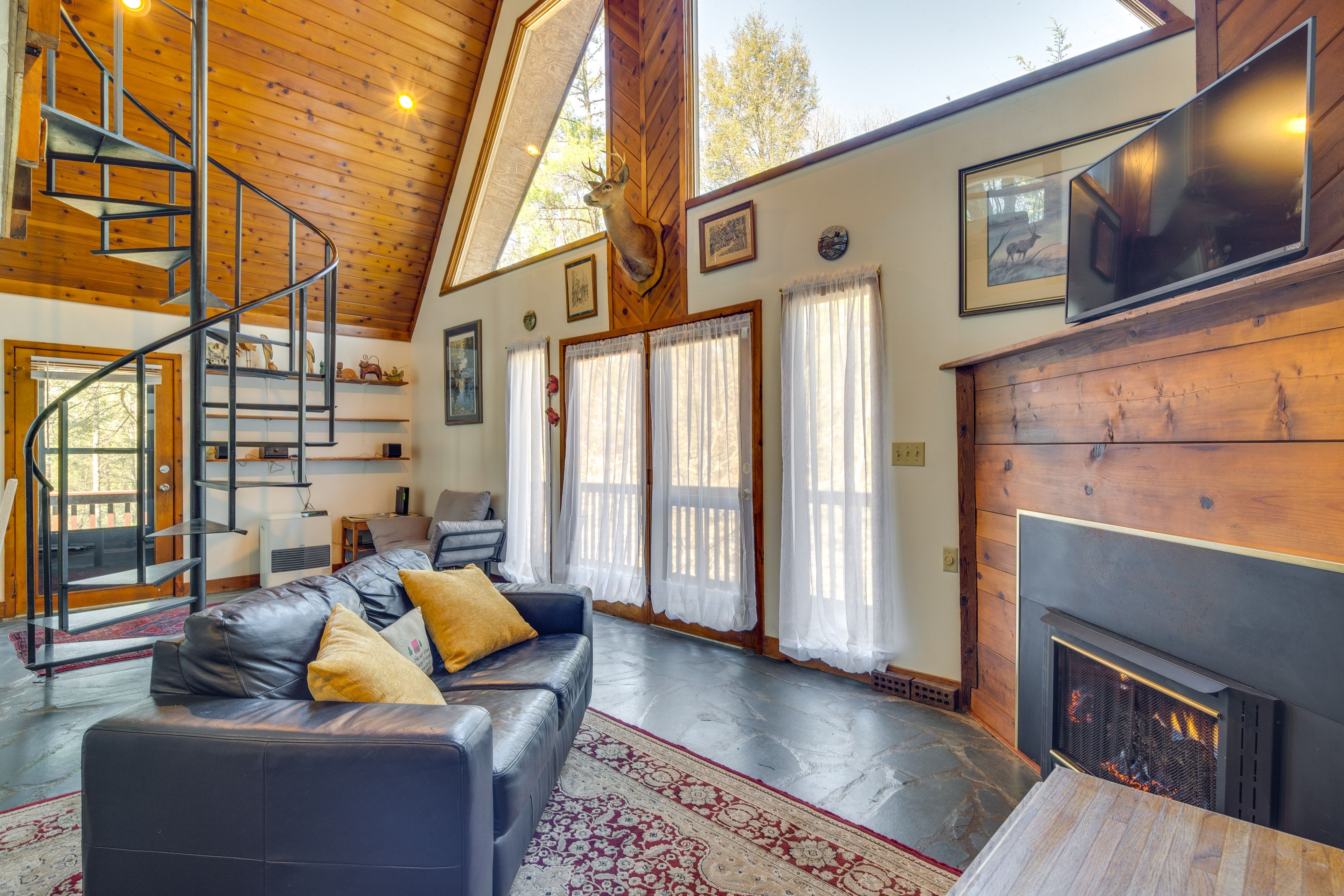 Studio | Flat-Screen Cable TV | Gas Fireplace