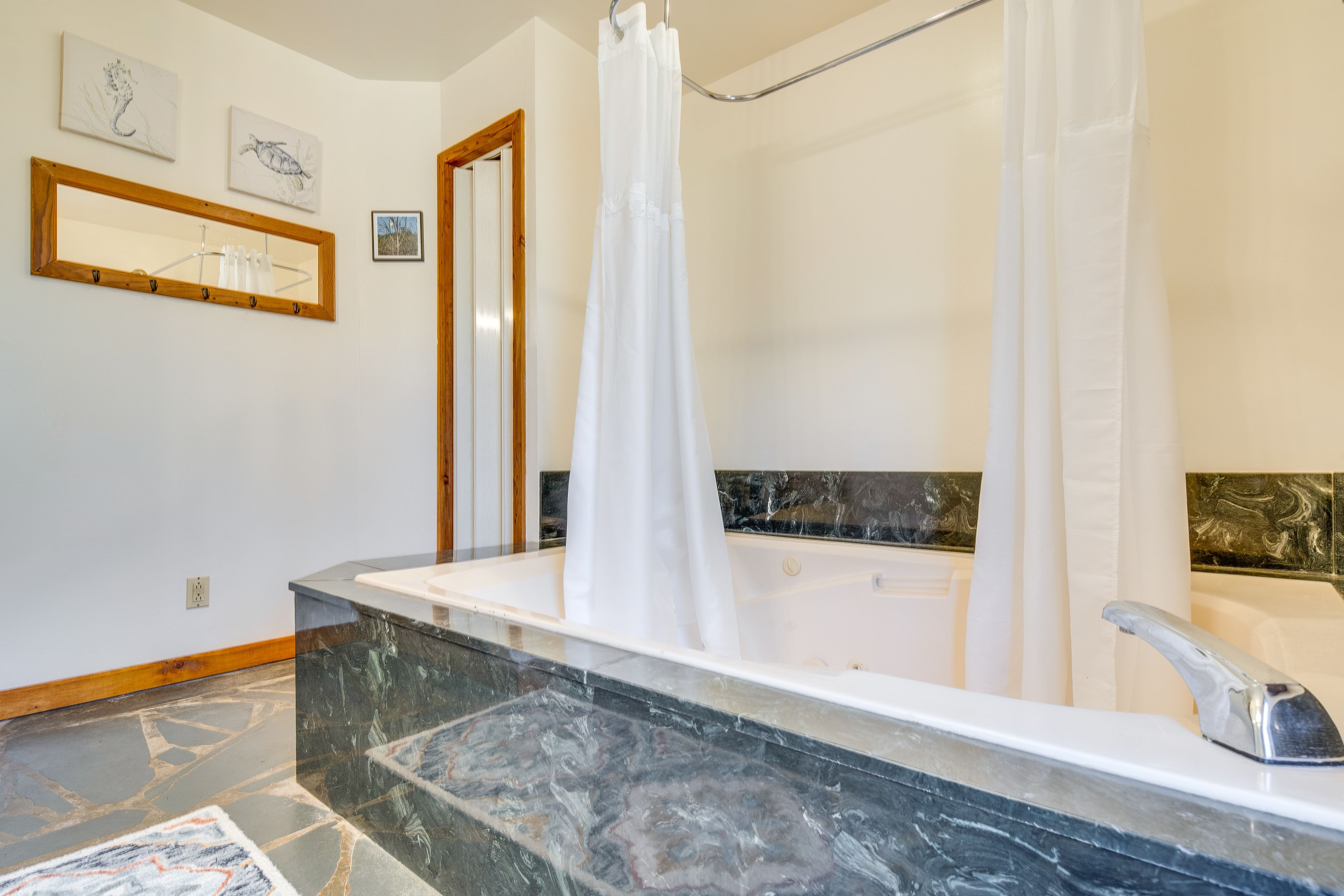 Full Bathroom | Jetted Tub | Complimentary Toiletries | Main Floor