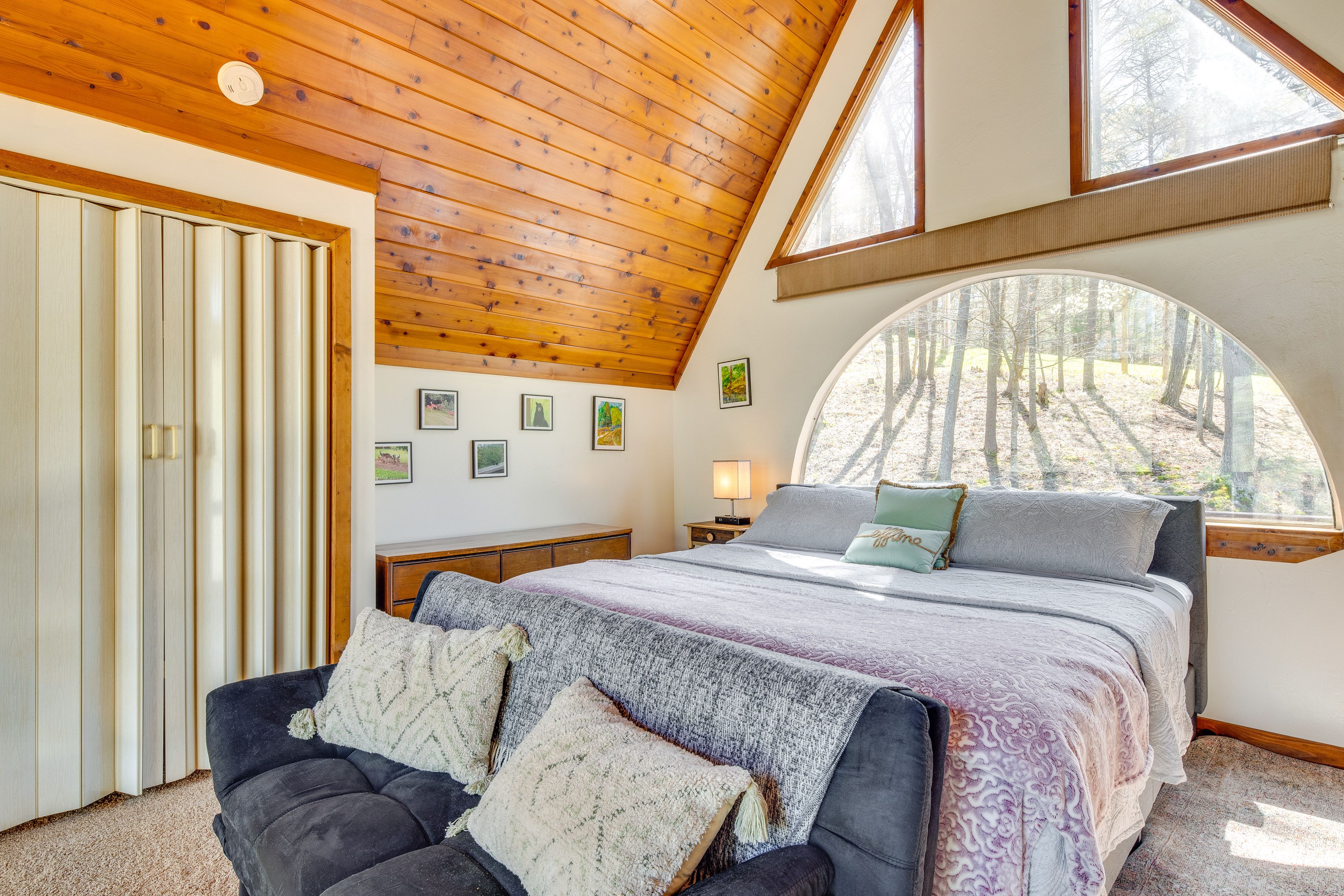 Loft | King Bed | Flat-Screen Cable TV