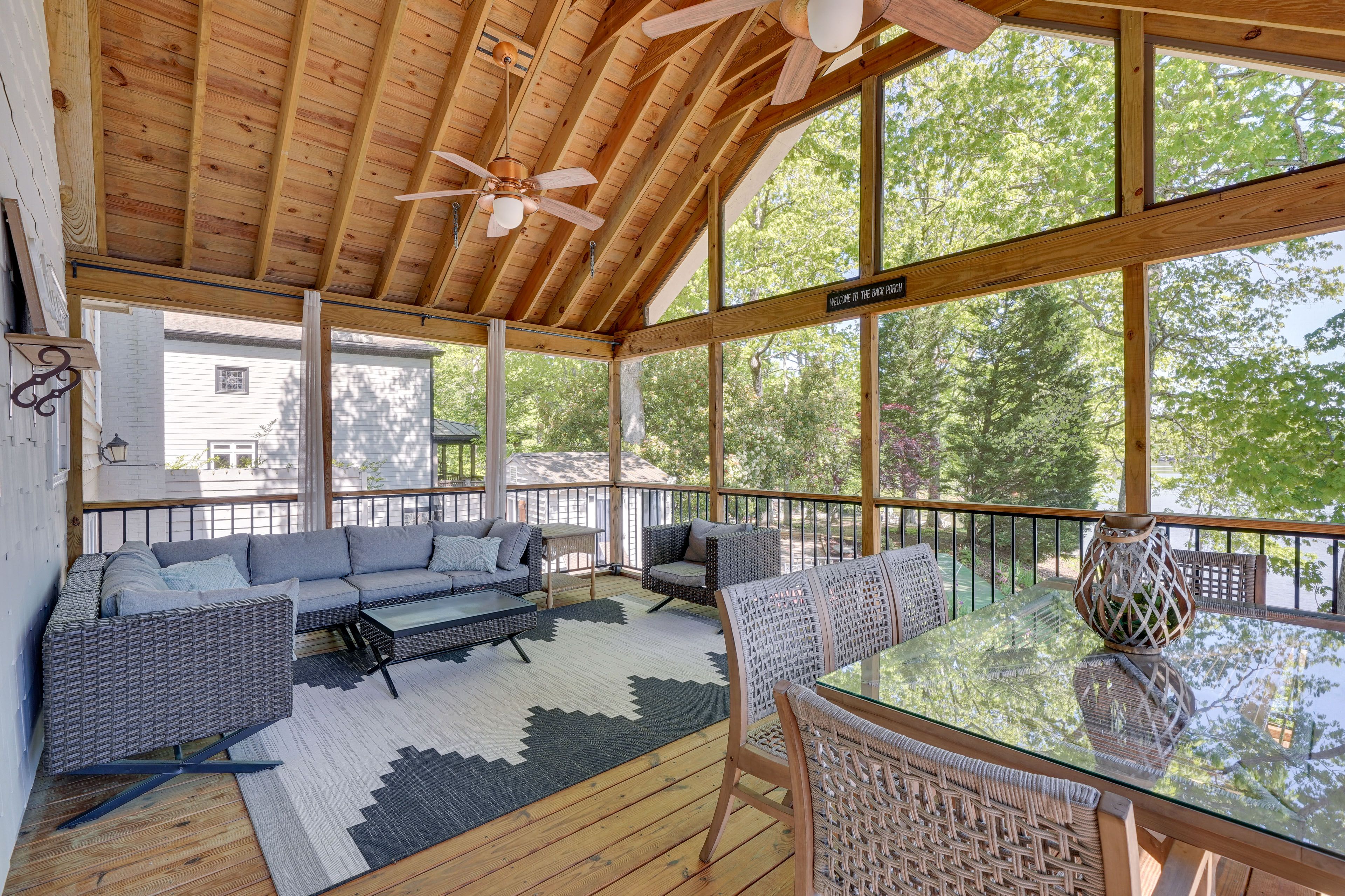 Screened-In Porch | Dining Table | Seating