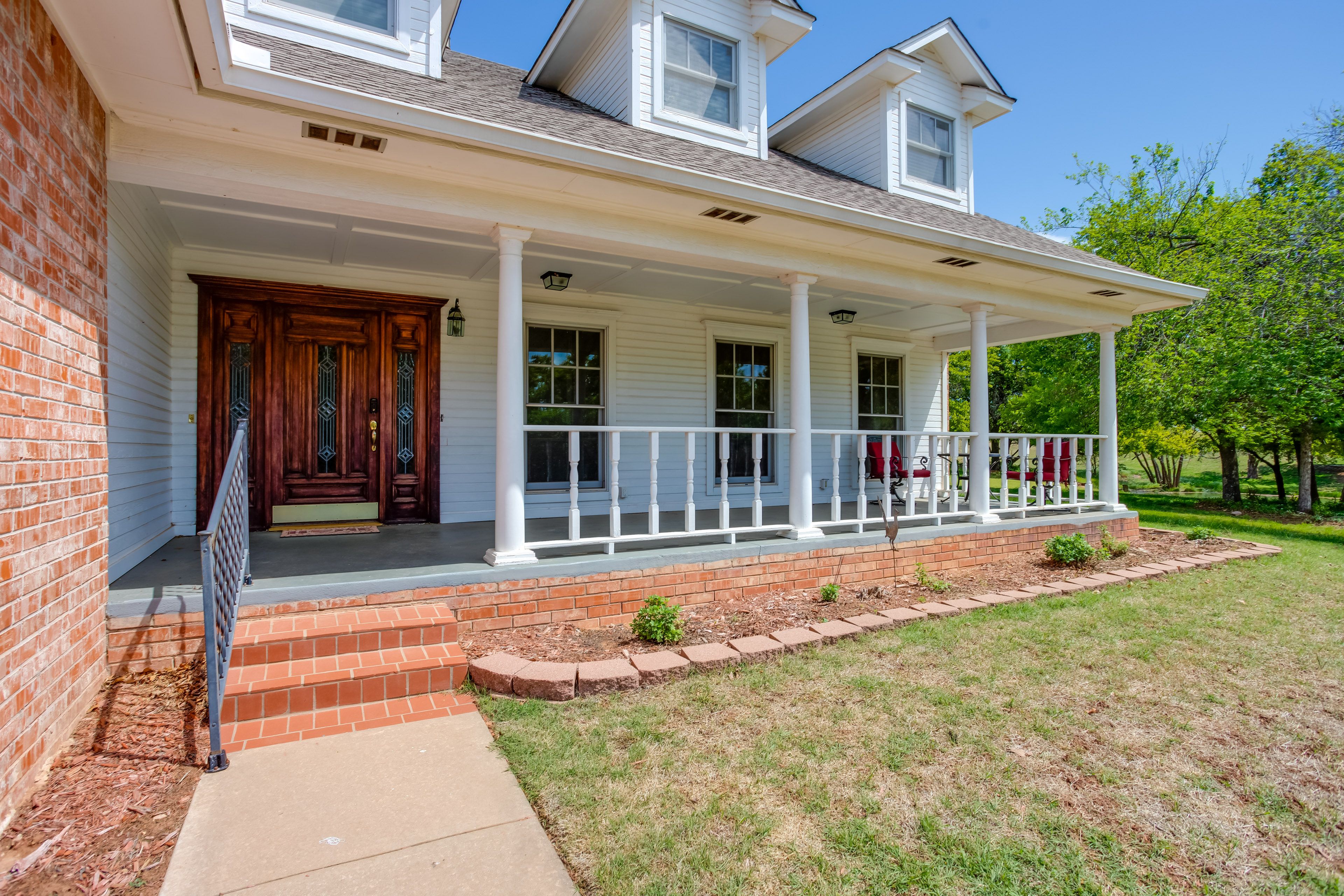 Covered Porch | Dining Area