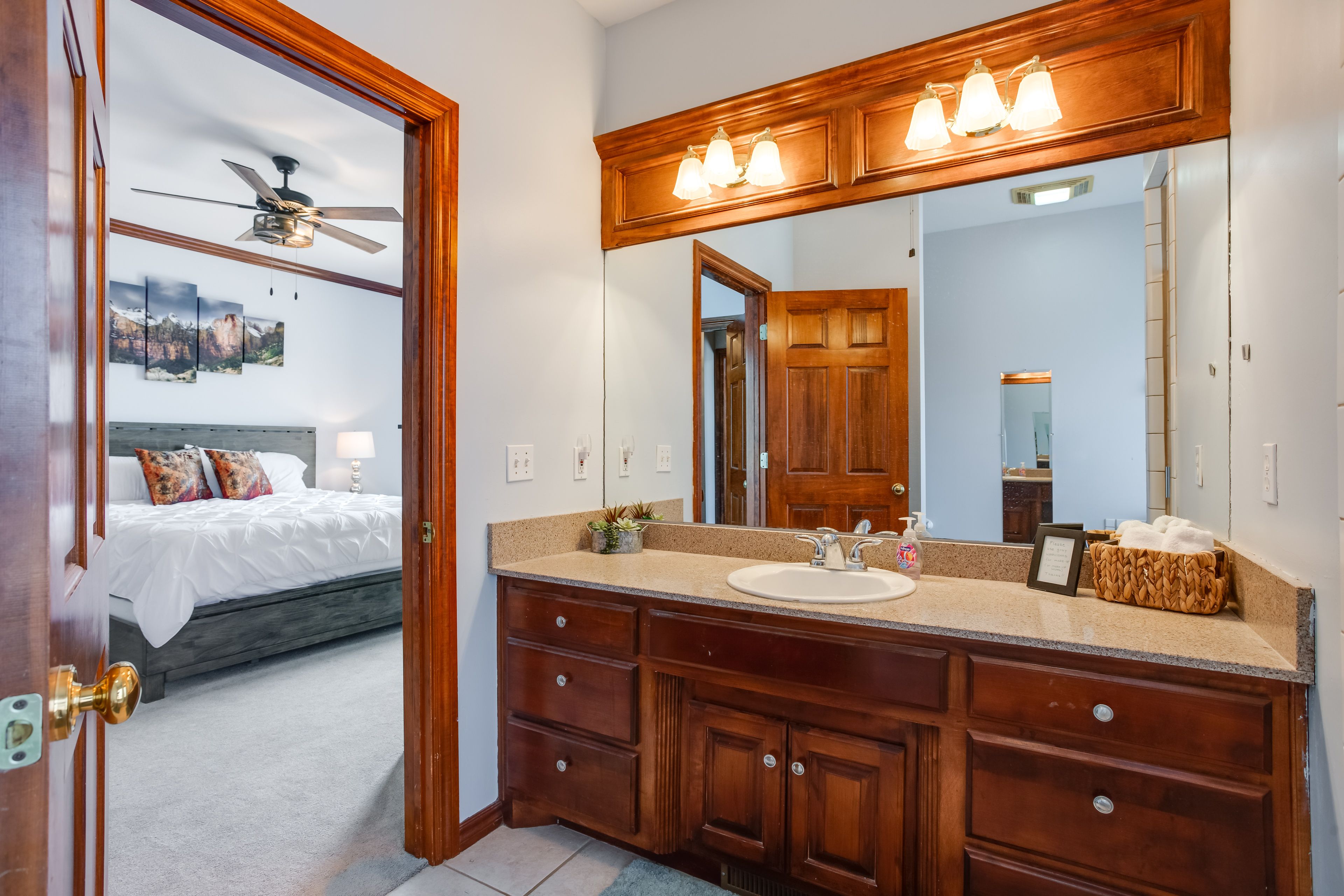 Full Bathroom | 1st Floor | Towels Provided | Jetted Tub