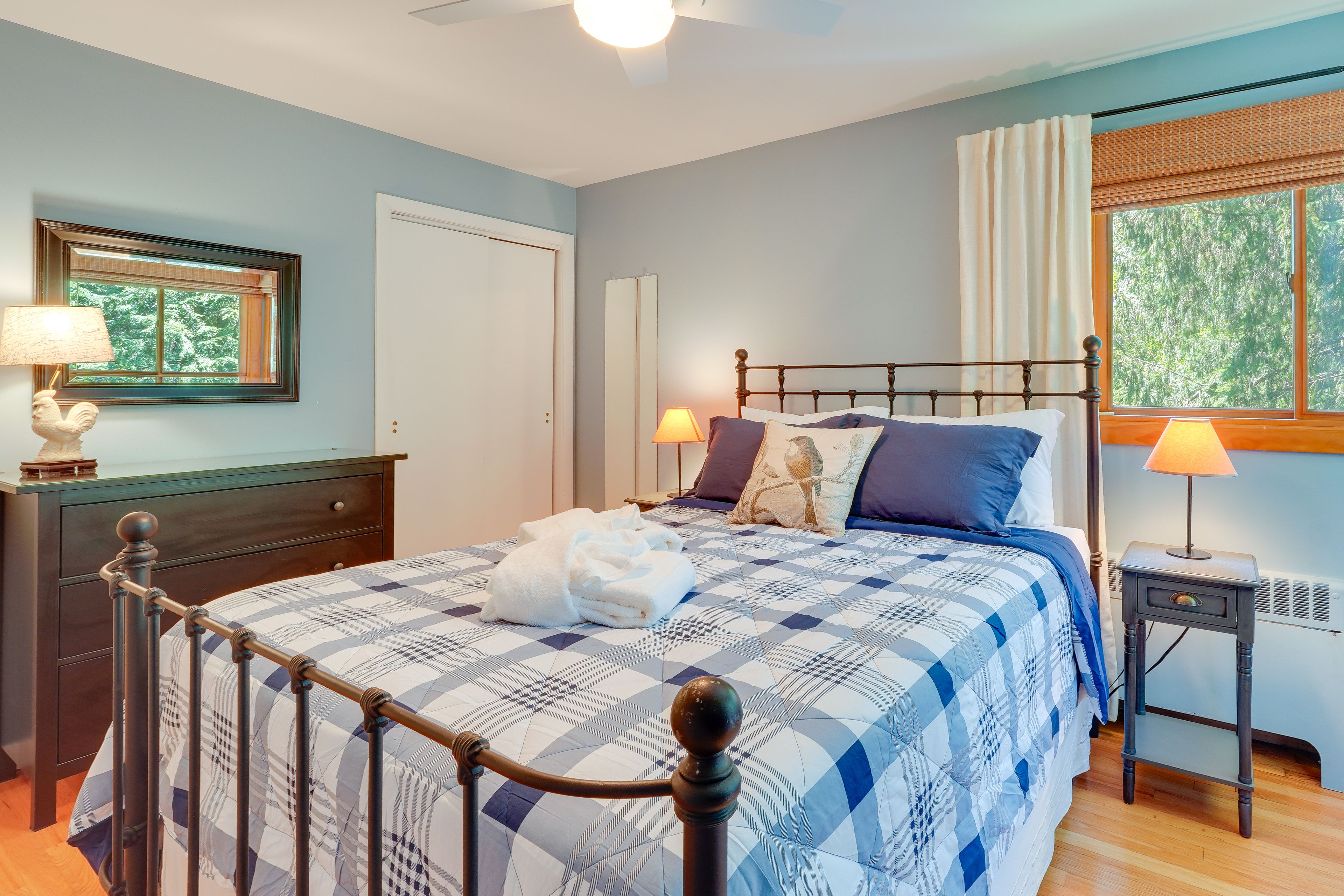 Bedroom 1 | Queen Bed | Main Floor