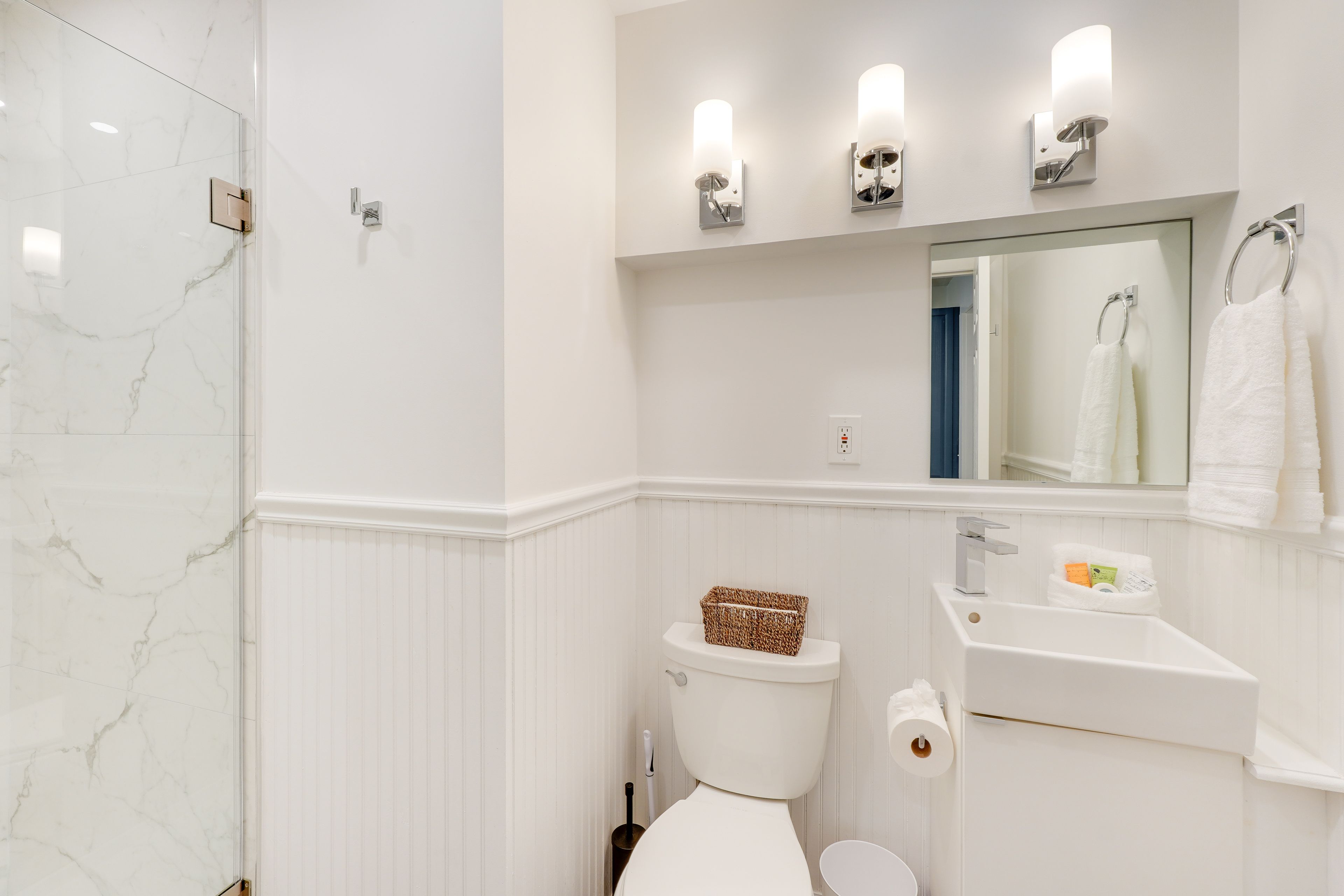 Full Bathroom | Complimentary Toiletries | Lower Floor