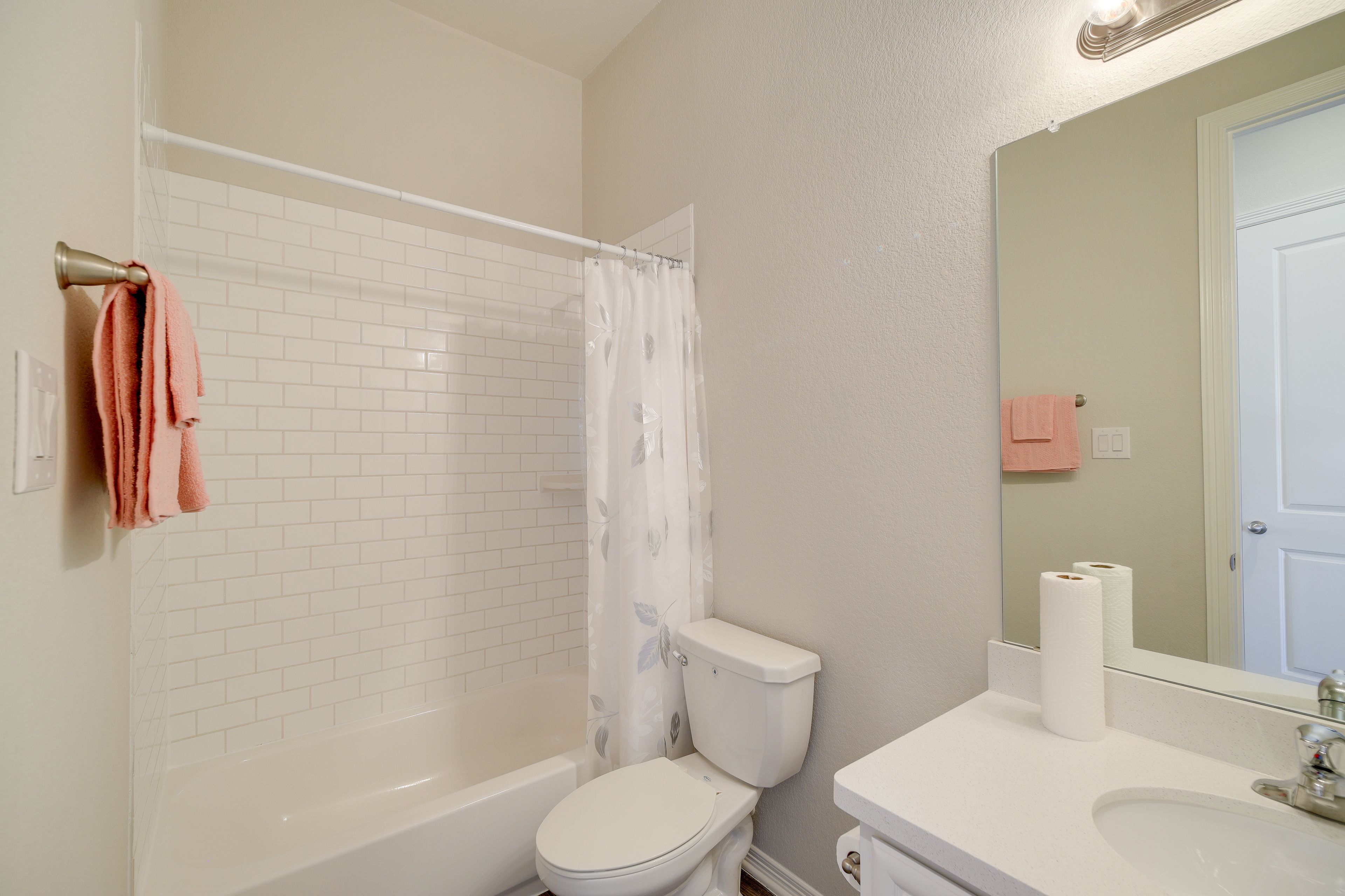 Full Bathroom | 1st Floor | Towels Provided | Complimentary Toiletries