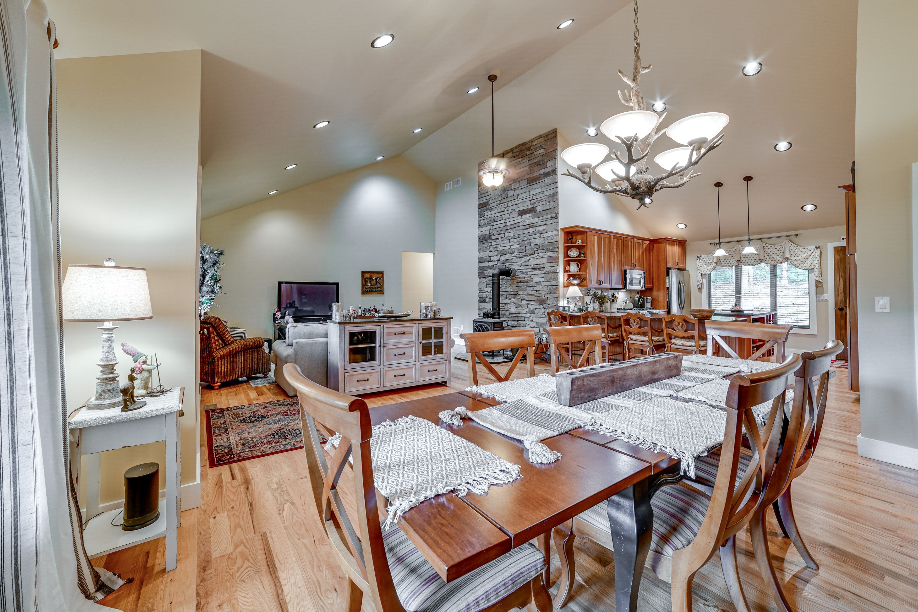 Dining Area | Free WiFi | Central A/C & Heating