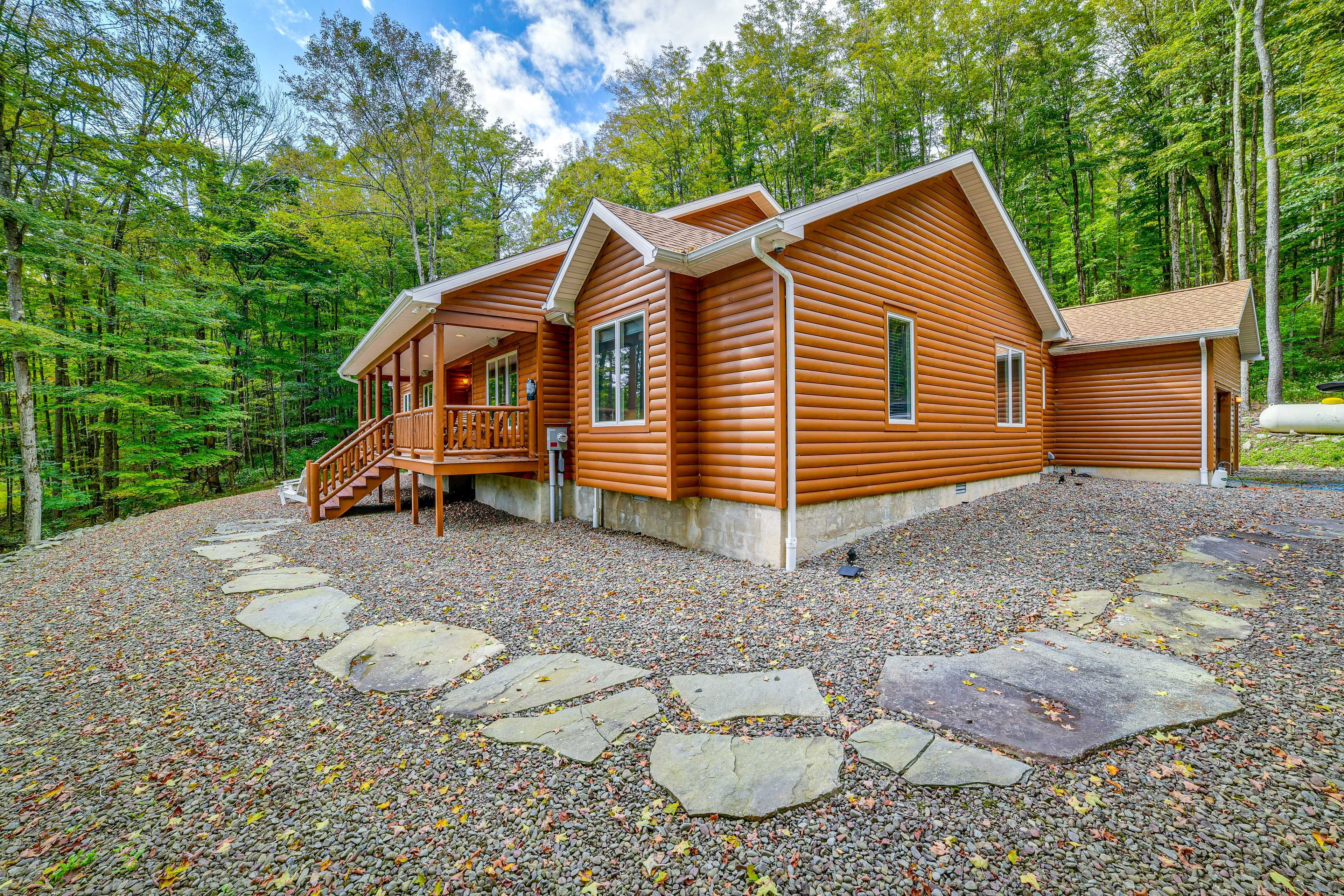 Property Exterior | Driveway (5 Vehicles)