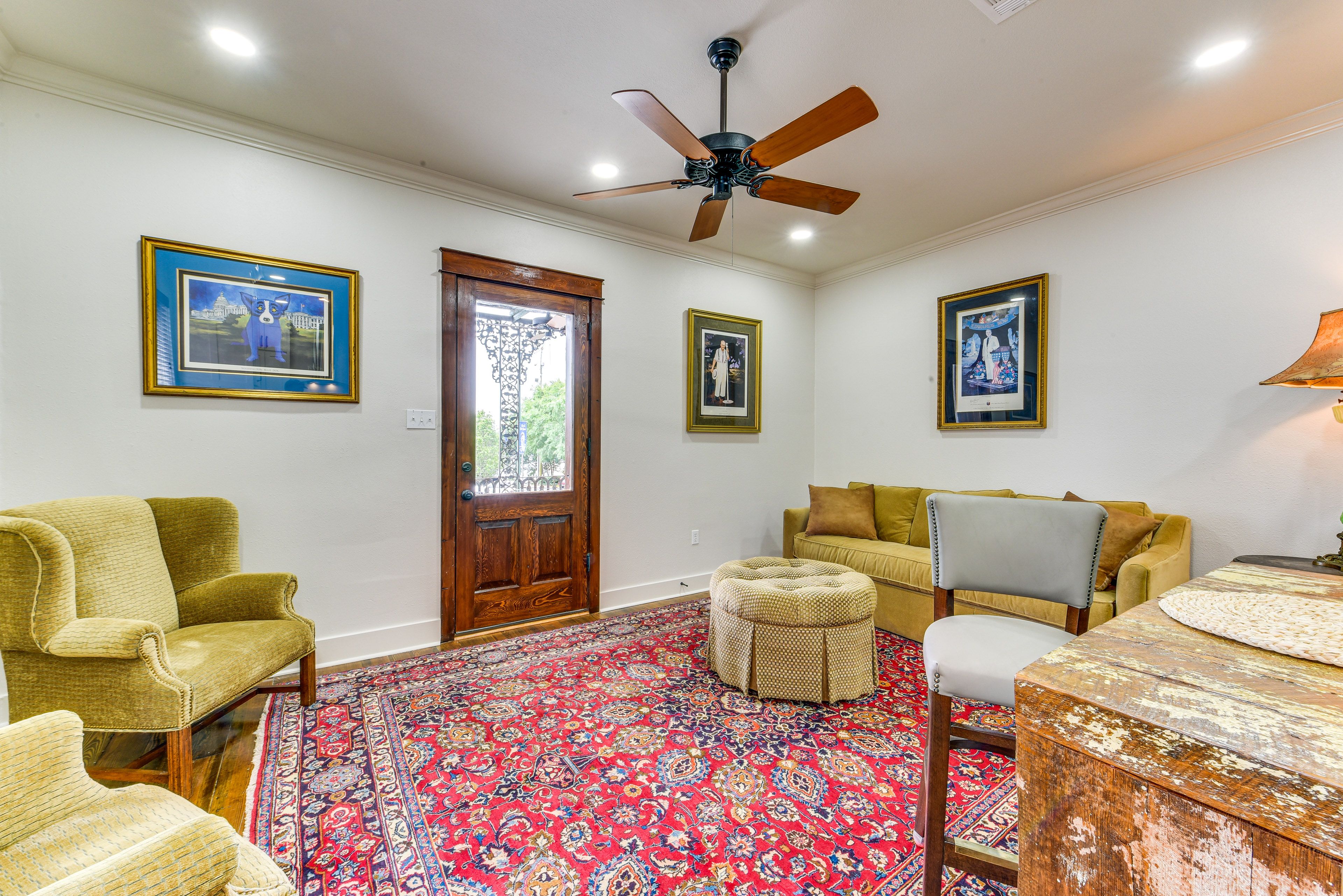 Living Room | Smart TV | Central Heating & Air Conditioning | Free WiFi