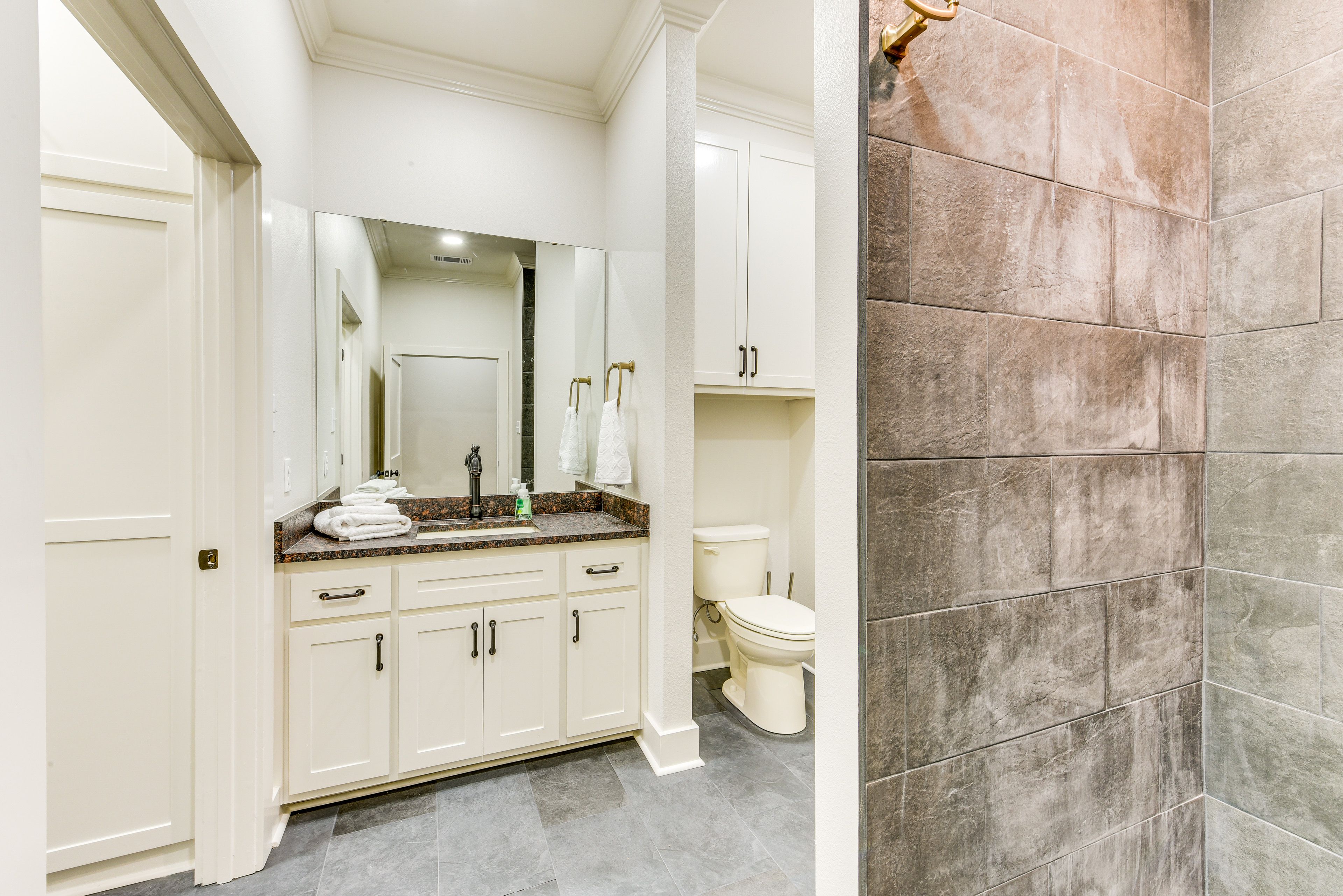 Full Bathroom | Complimentary Toiletries | Towels Provided | Washer/Dryer
