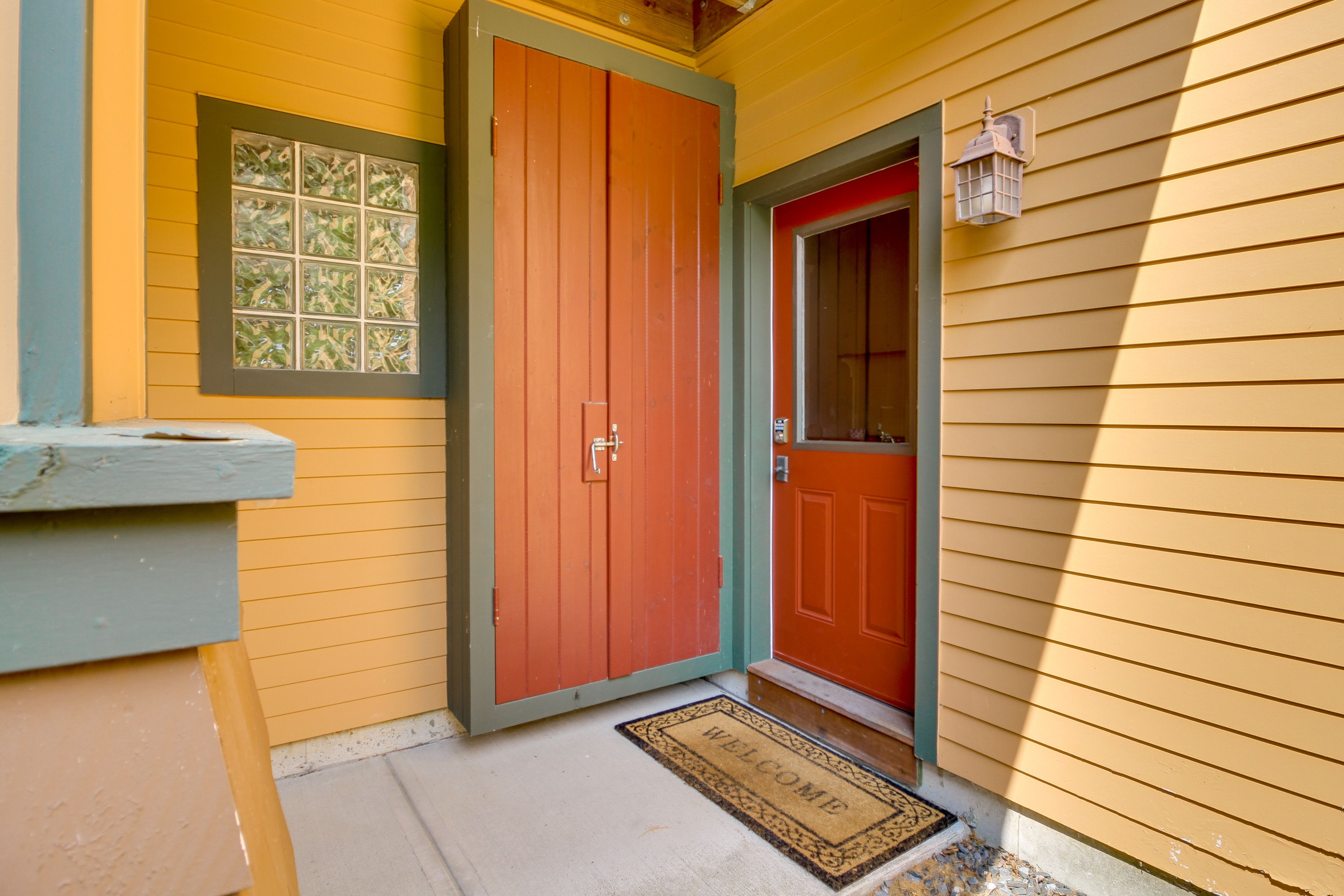 Private Entrance | 1 Step Required