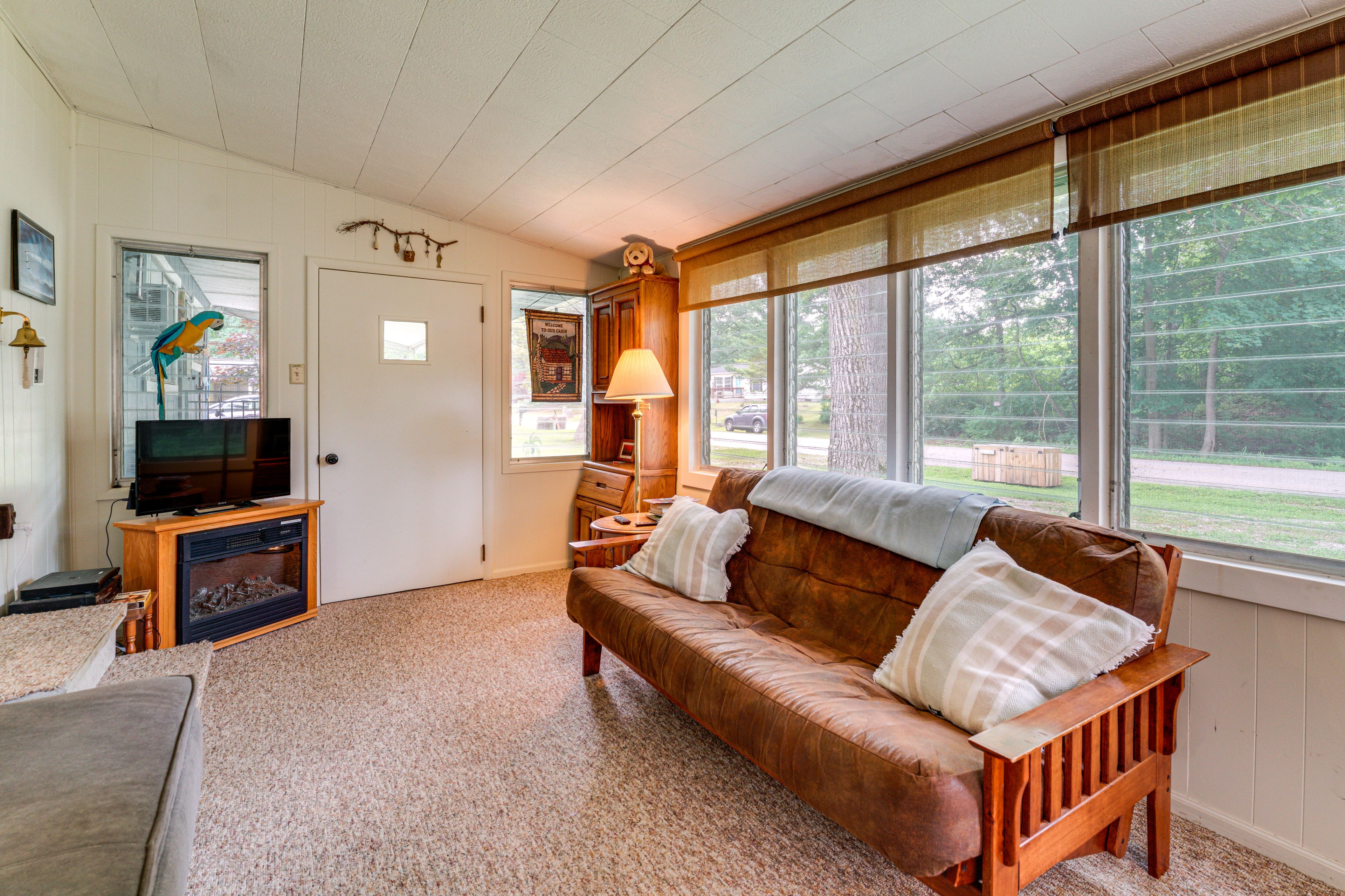 Sunroom | Queen Futon | Full Sleeper Sofa | Smart TV | Gas Fireplace