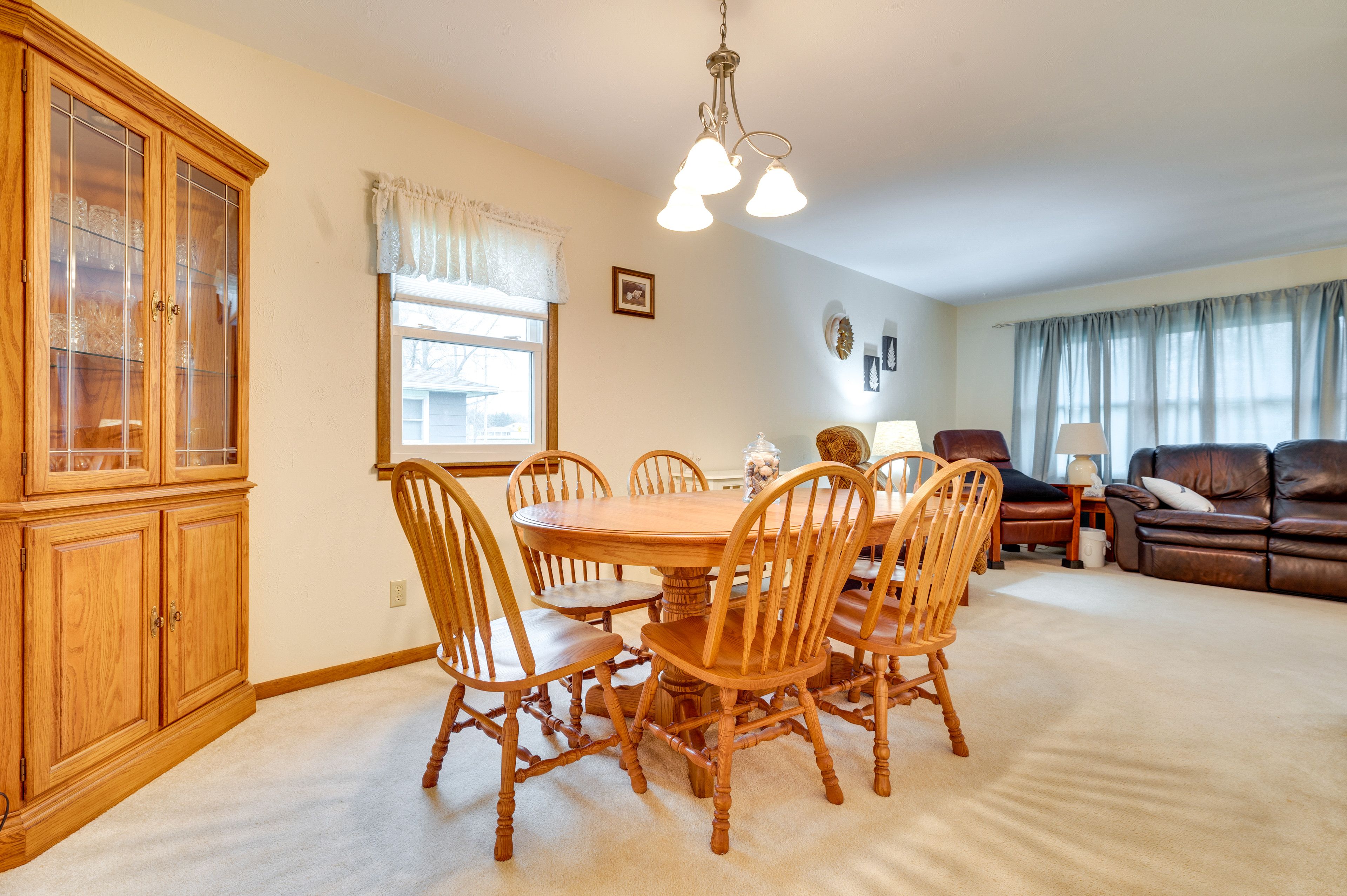 Dining Area | Dishware & Flatware Provided
