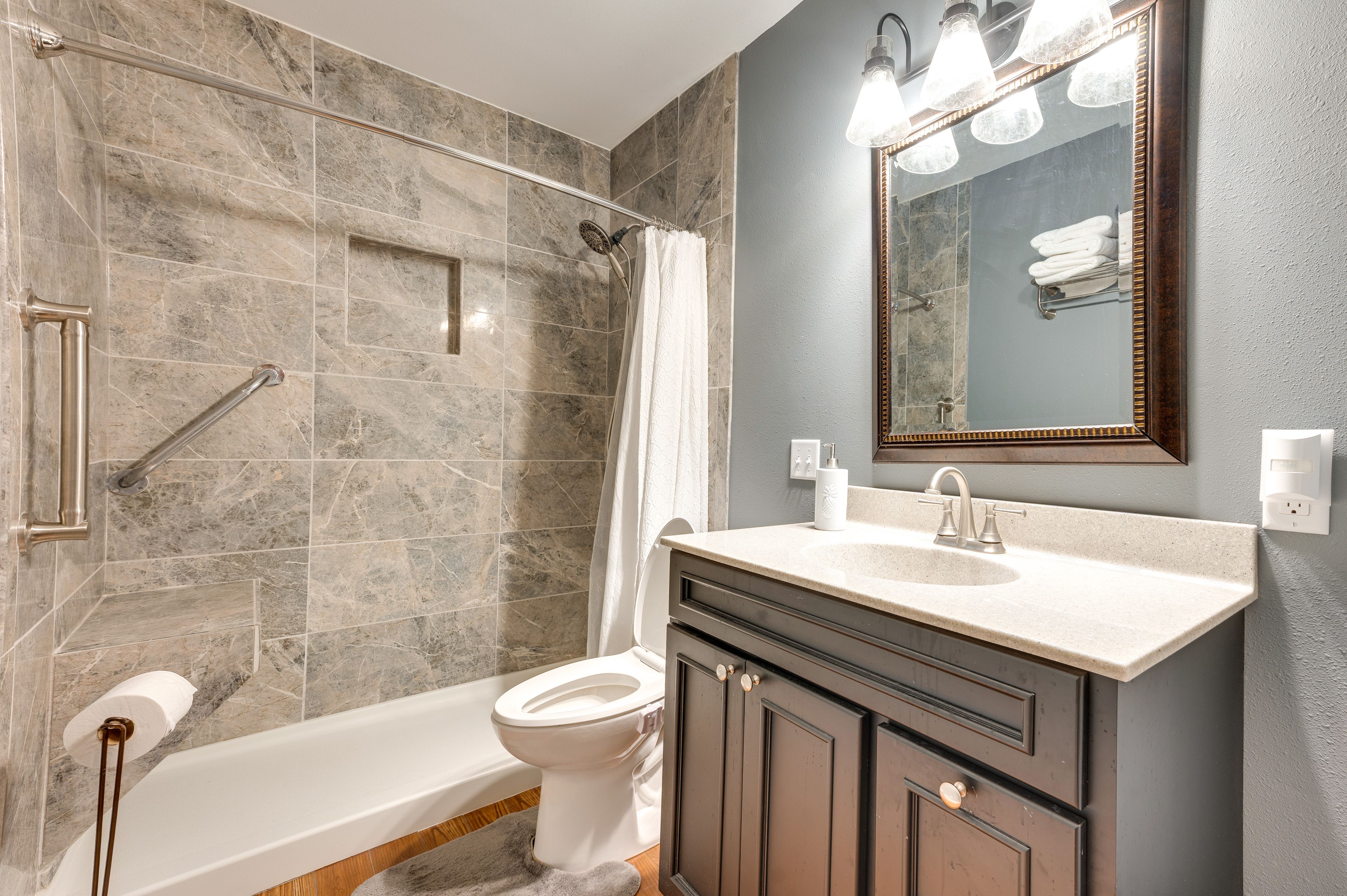 Full Bathroom | Towels Provided | Complimentary Toiletries