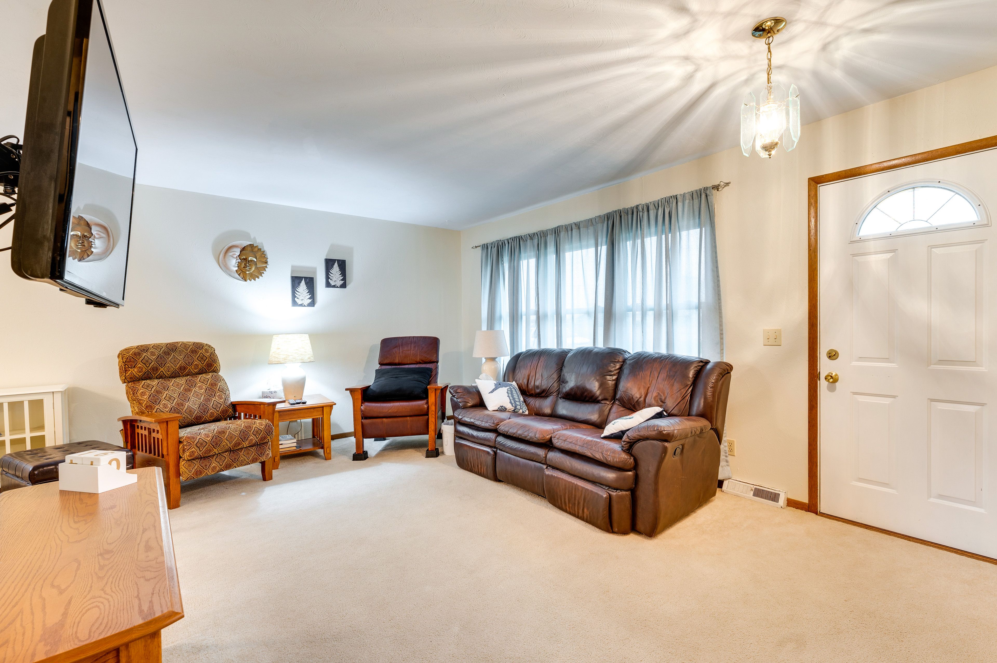 Living Room | Free WiFi | Smart TV w/ Cable