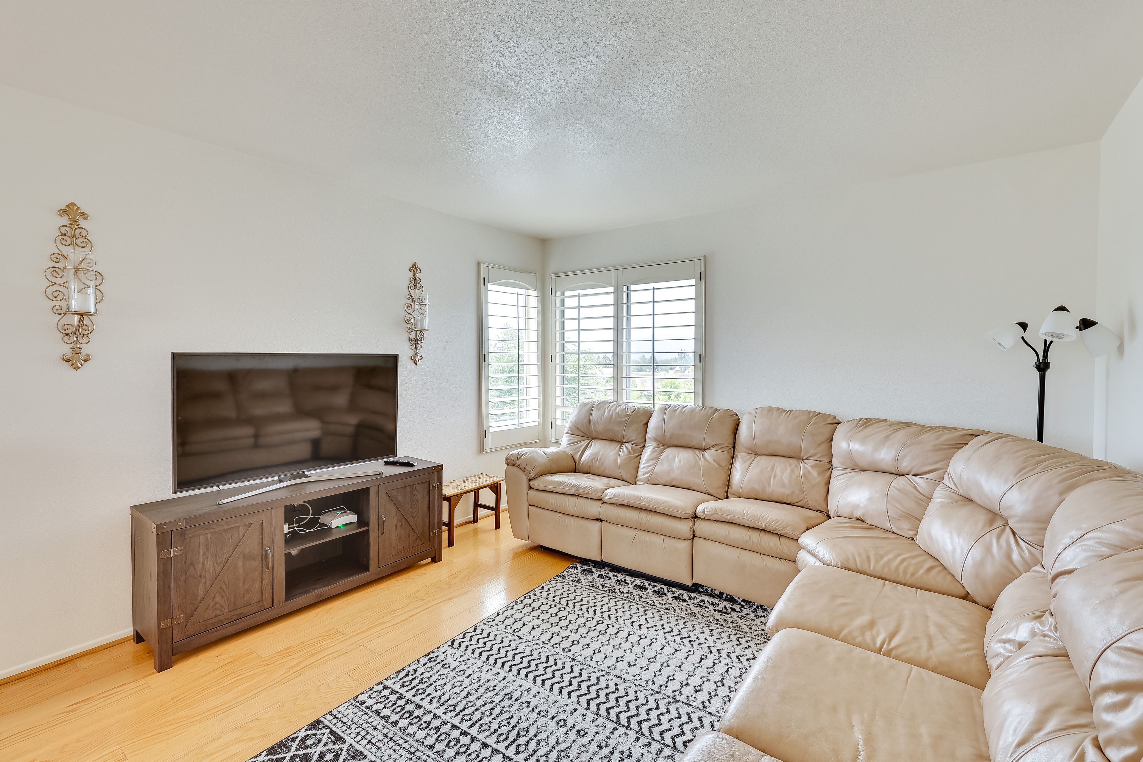 Loft | Queen Sleeper Sofa | Smart TV