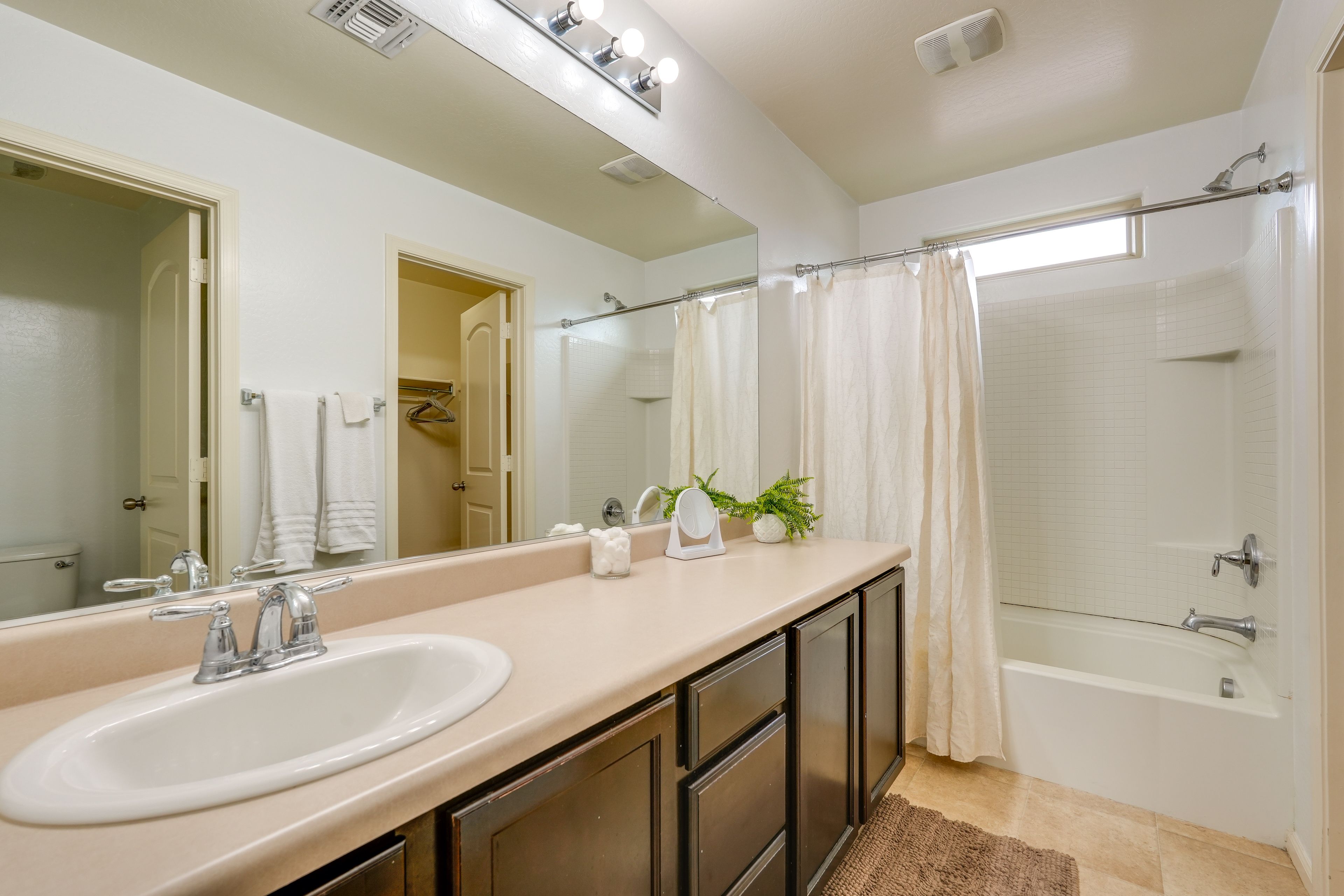 En-Suite Bathroom | Towels Provided