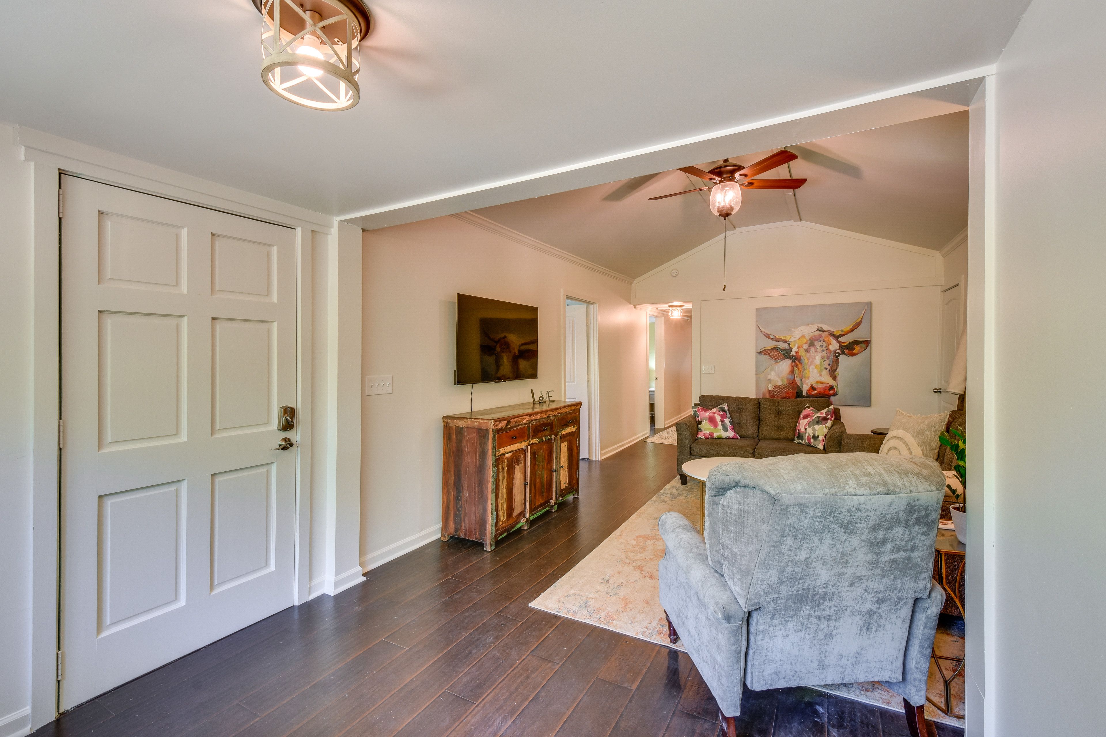 Living Room | Smart TV | Free WiFi | Central A/C & Heating