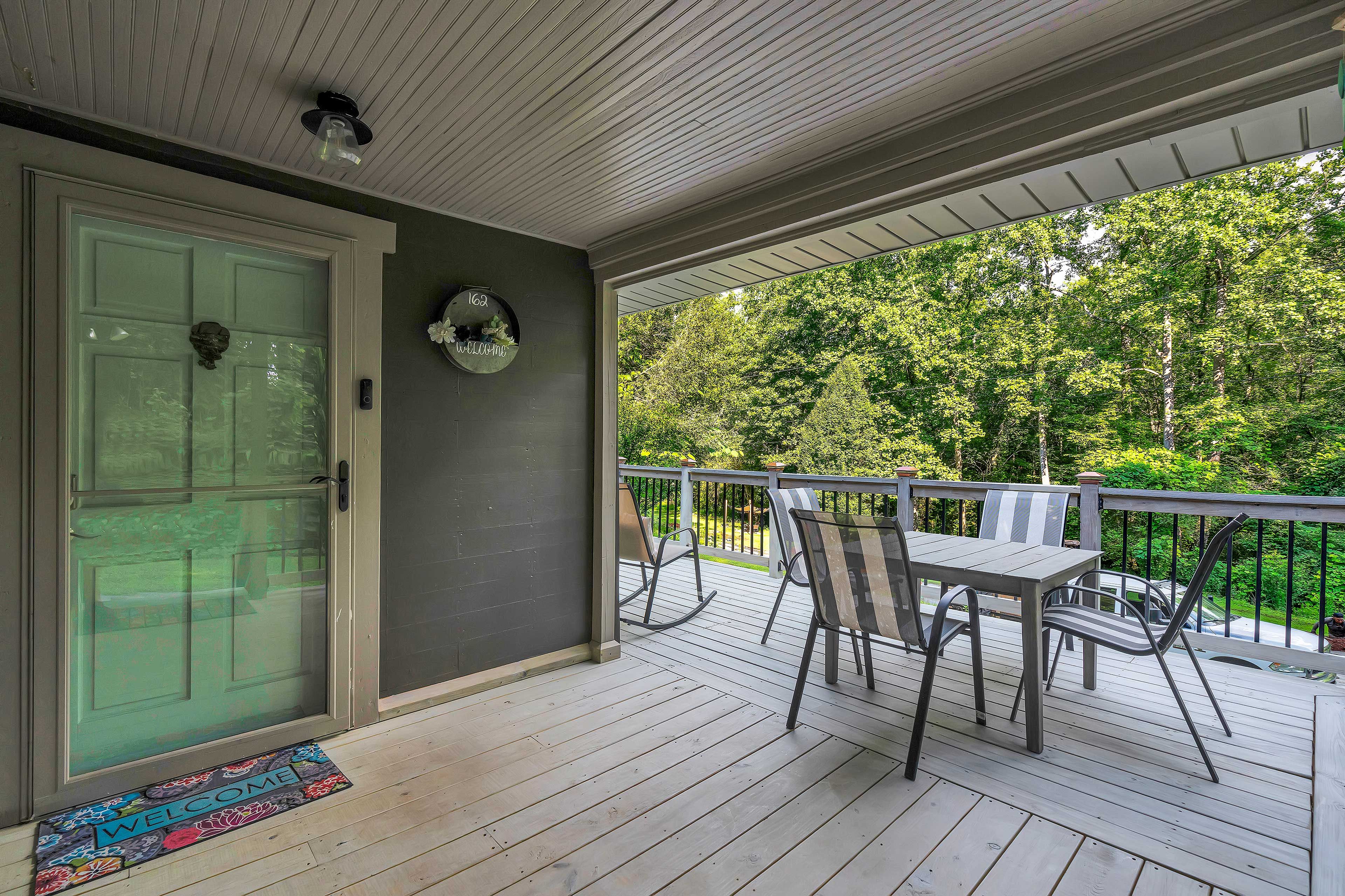 Deck | Outdoor Dining Area