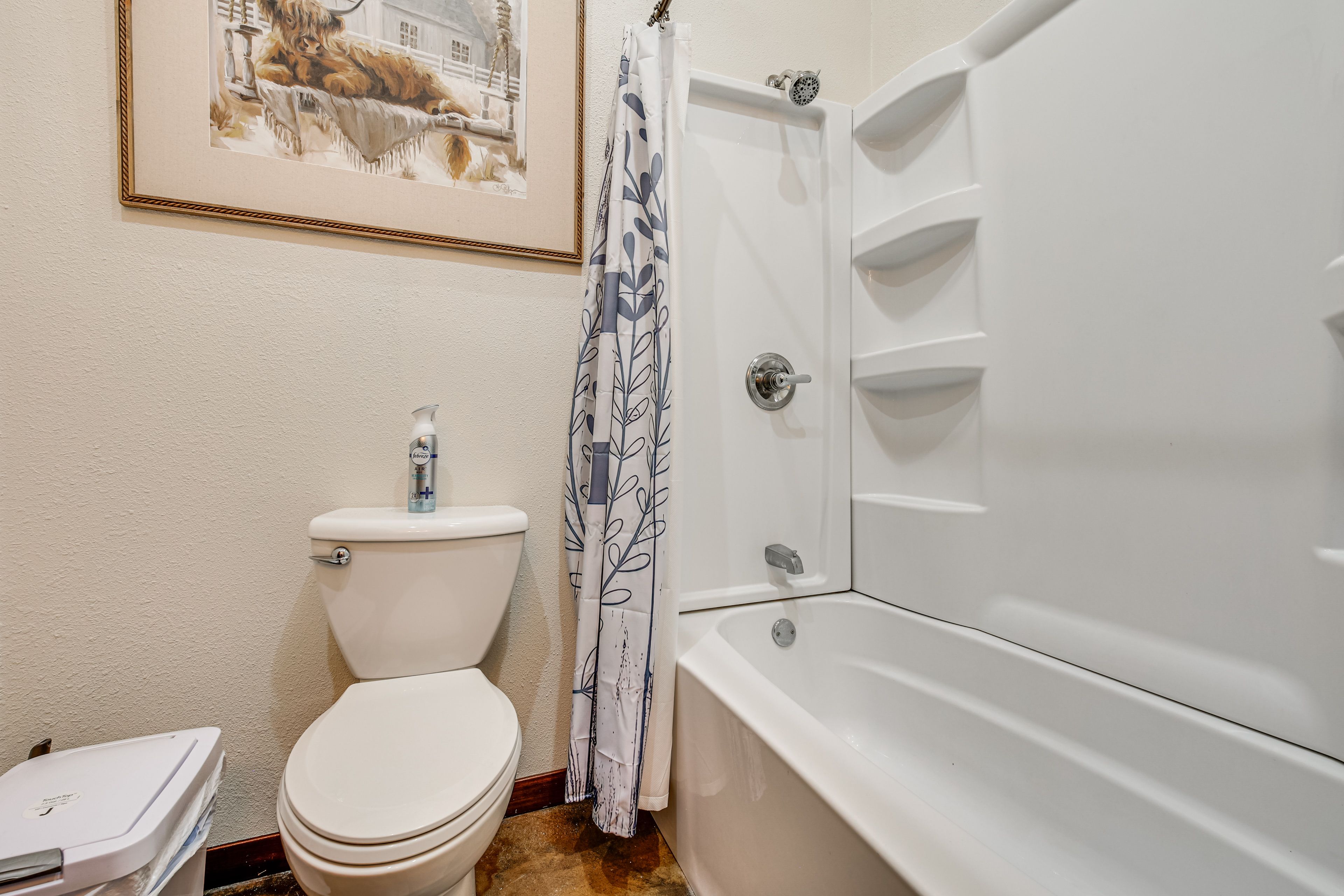 Full Bathroom | 1st Floor | Complimentary Toiletries