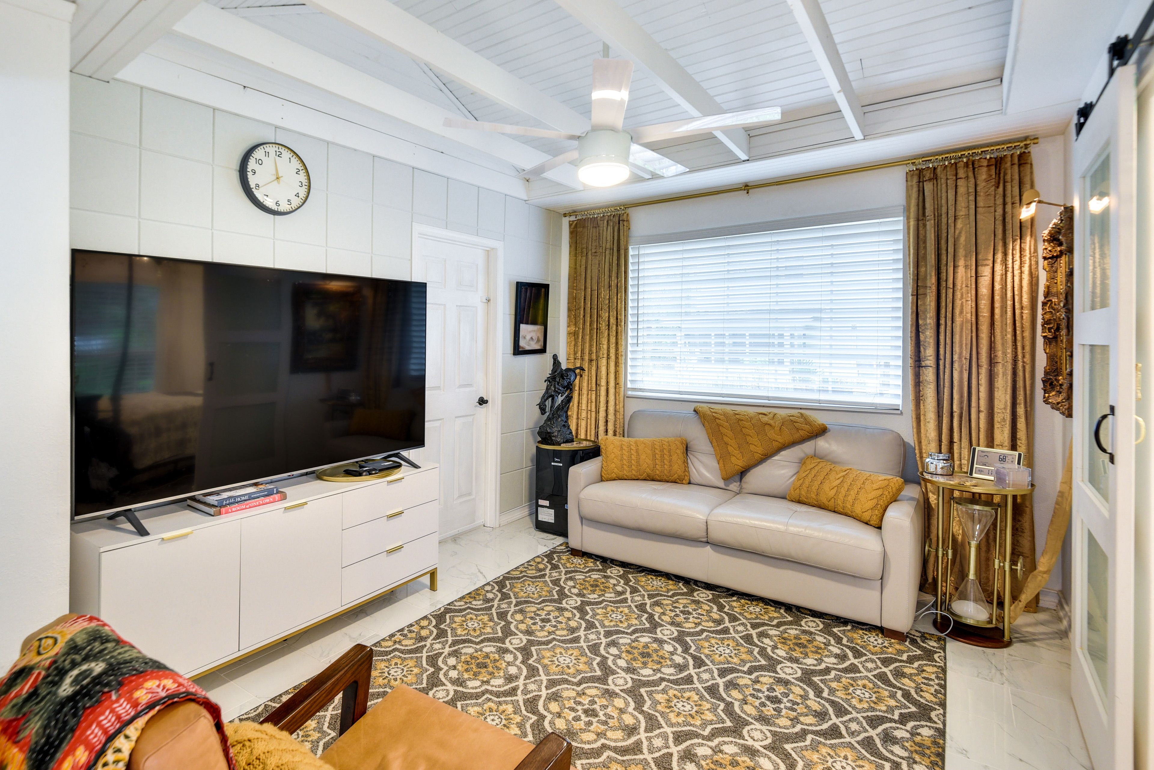 Living Room | Free WiFi | Smart TVs
