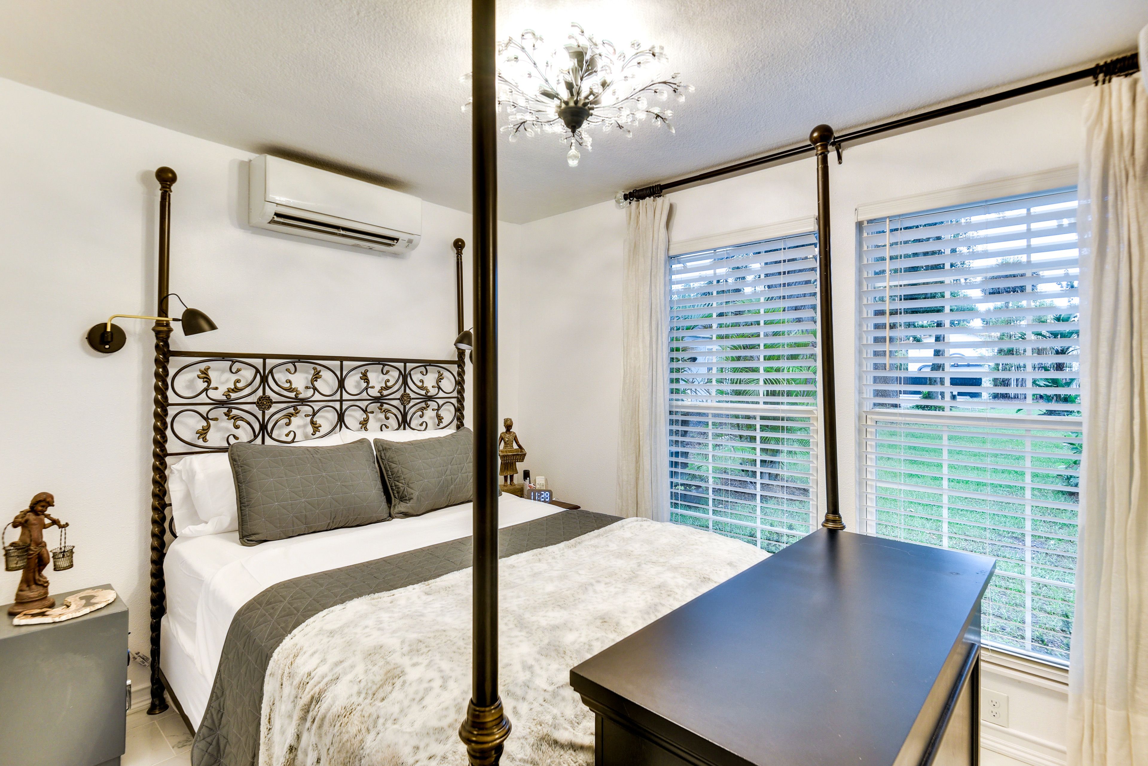 Bedroom | Queen Bed | Linens & Towels Provided