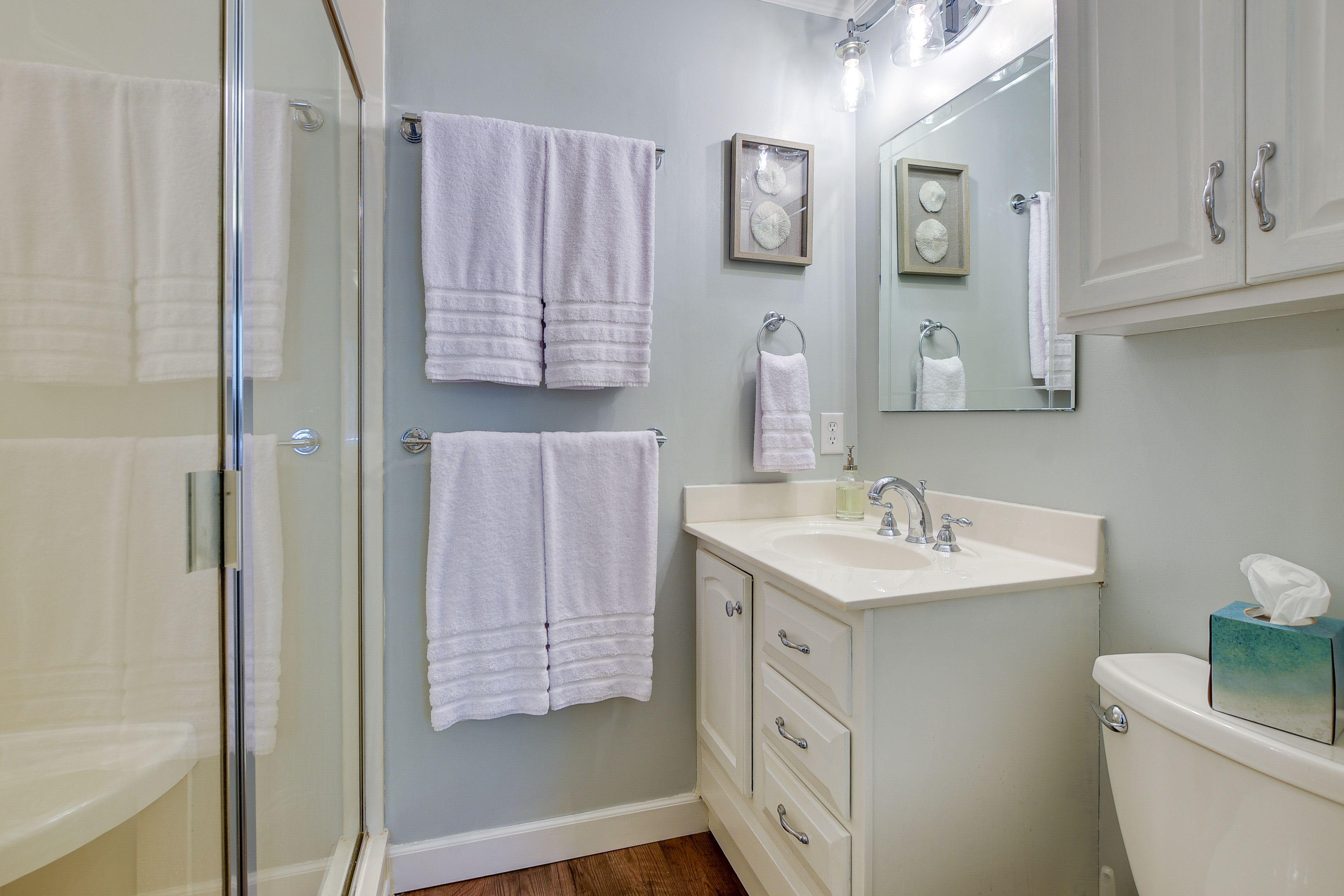 Full Bathroom | Complimentary Toiletries | Towels Provided