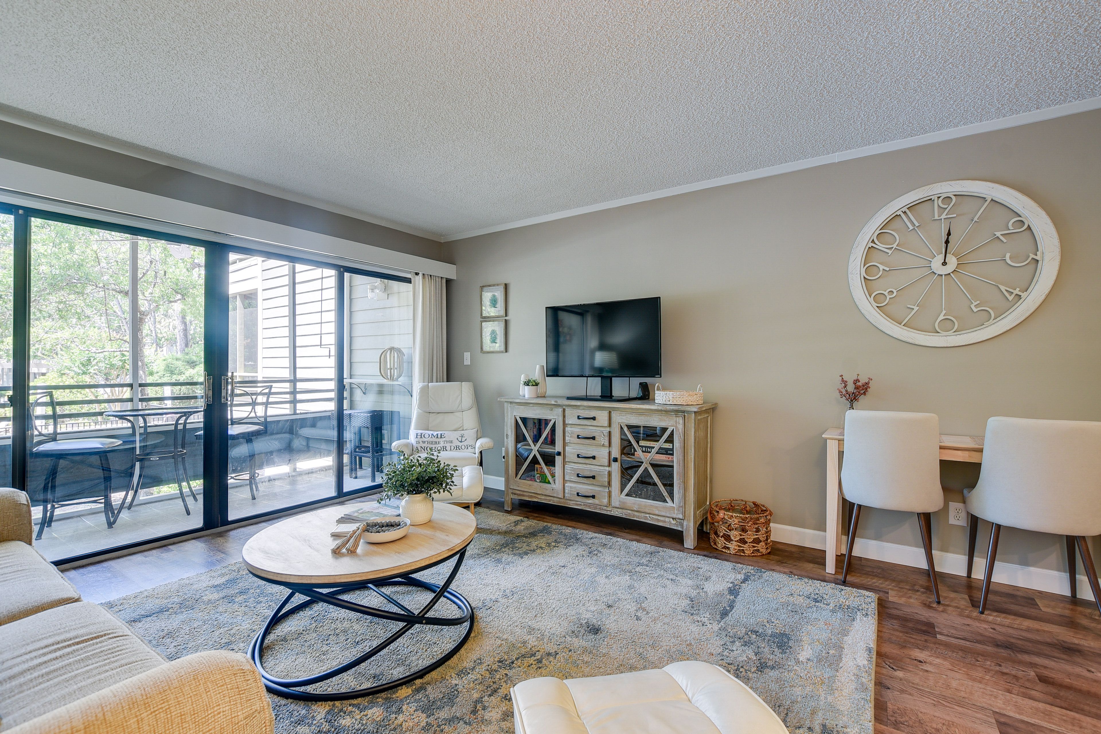 Living Room | Central Air Conditioning/Heat | Flat-Screen TV | Workstation