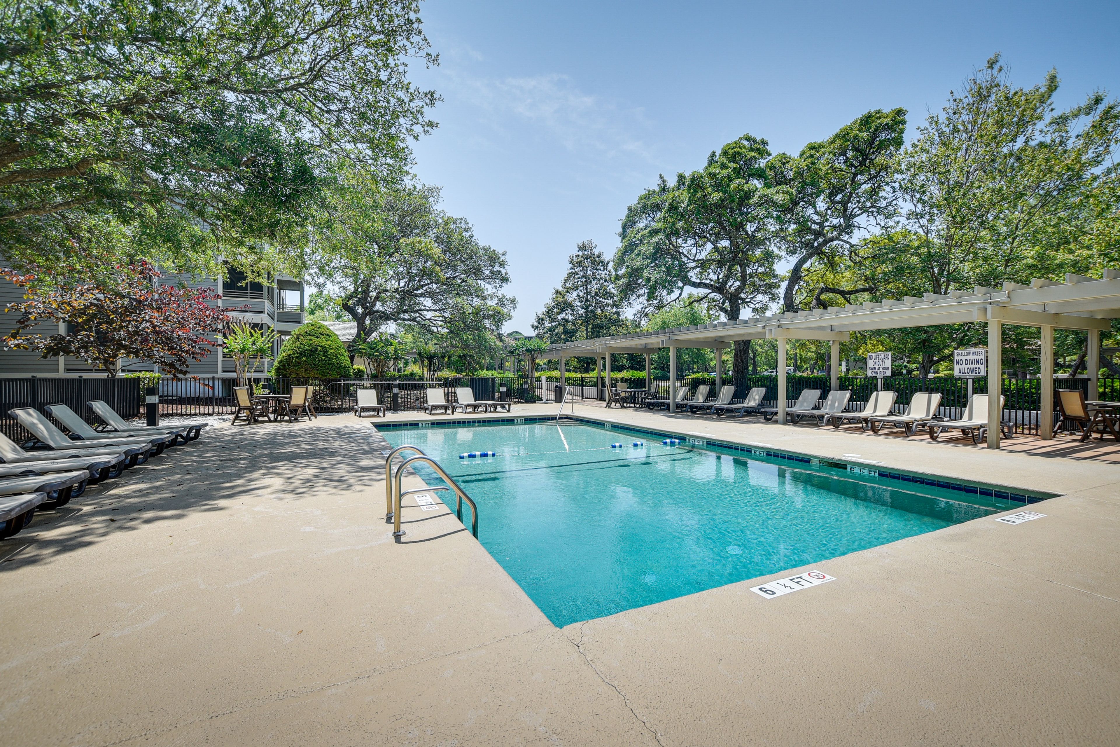 Community Amenities | Indoor Pool | Beach Club | Coin Laundry