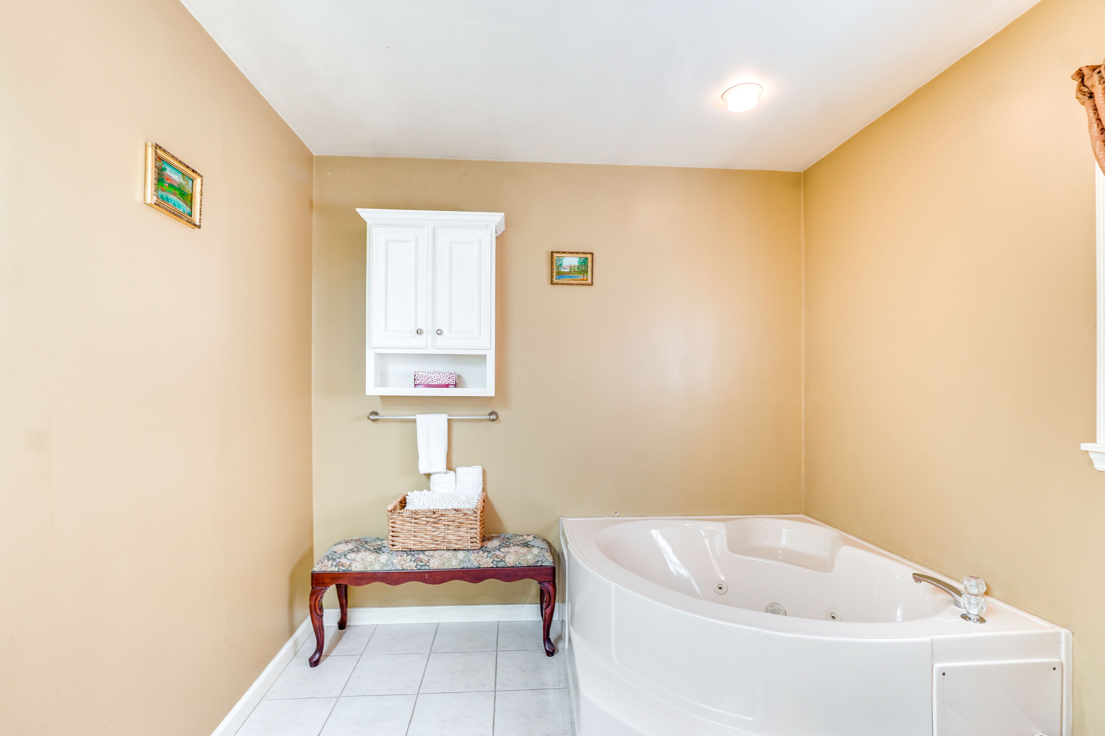 En-Suite Bathroom | Soaking Tub | Shower