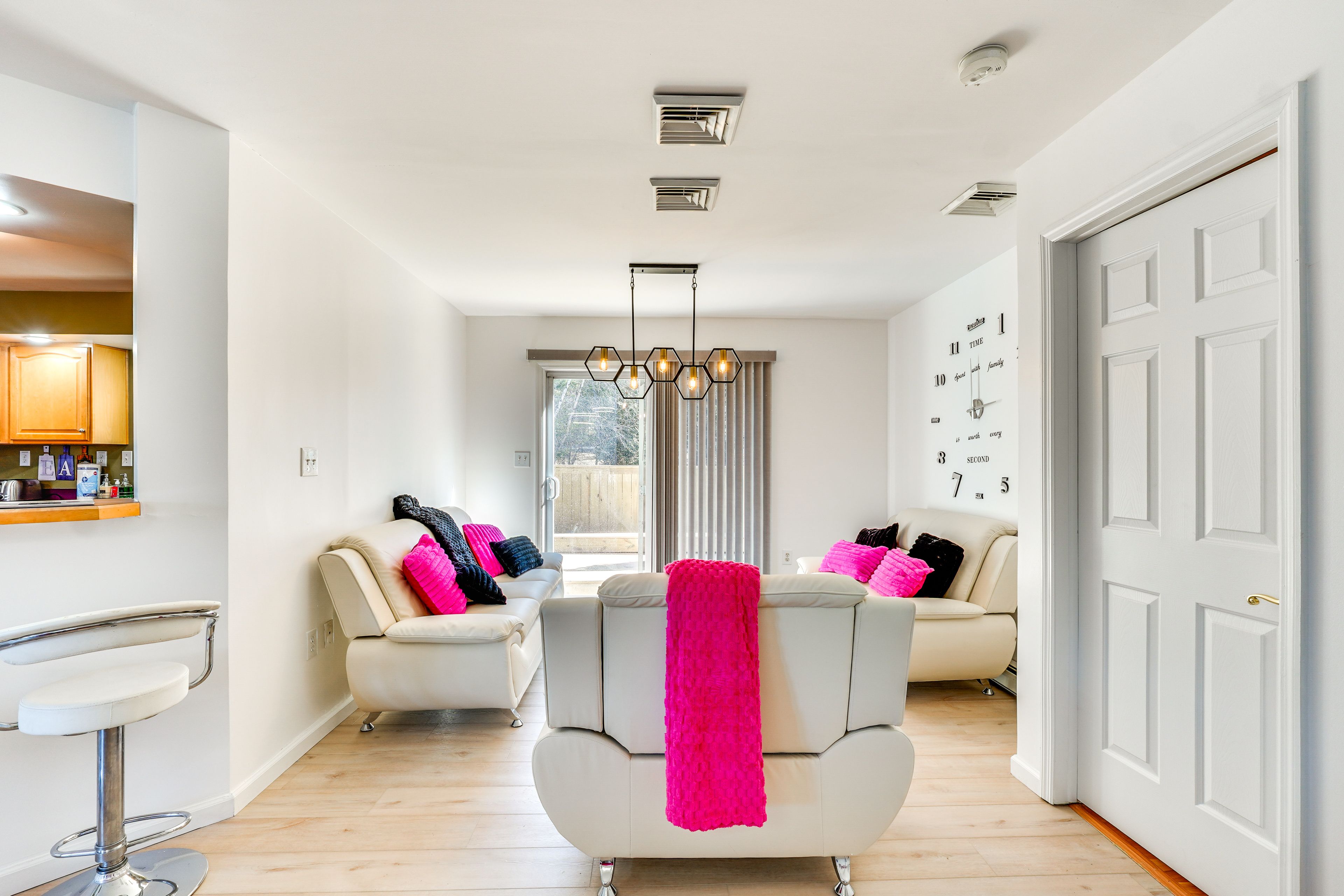 Sitting Room | Open Floor Plan | Free WiFi