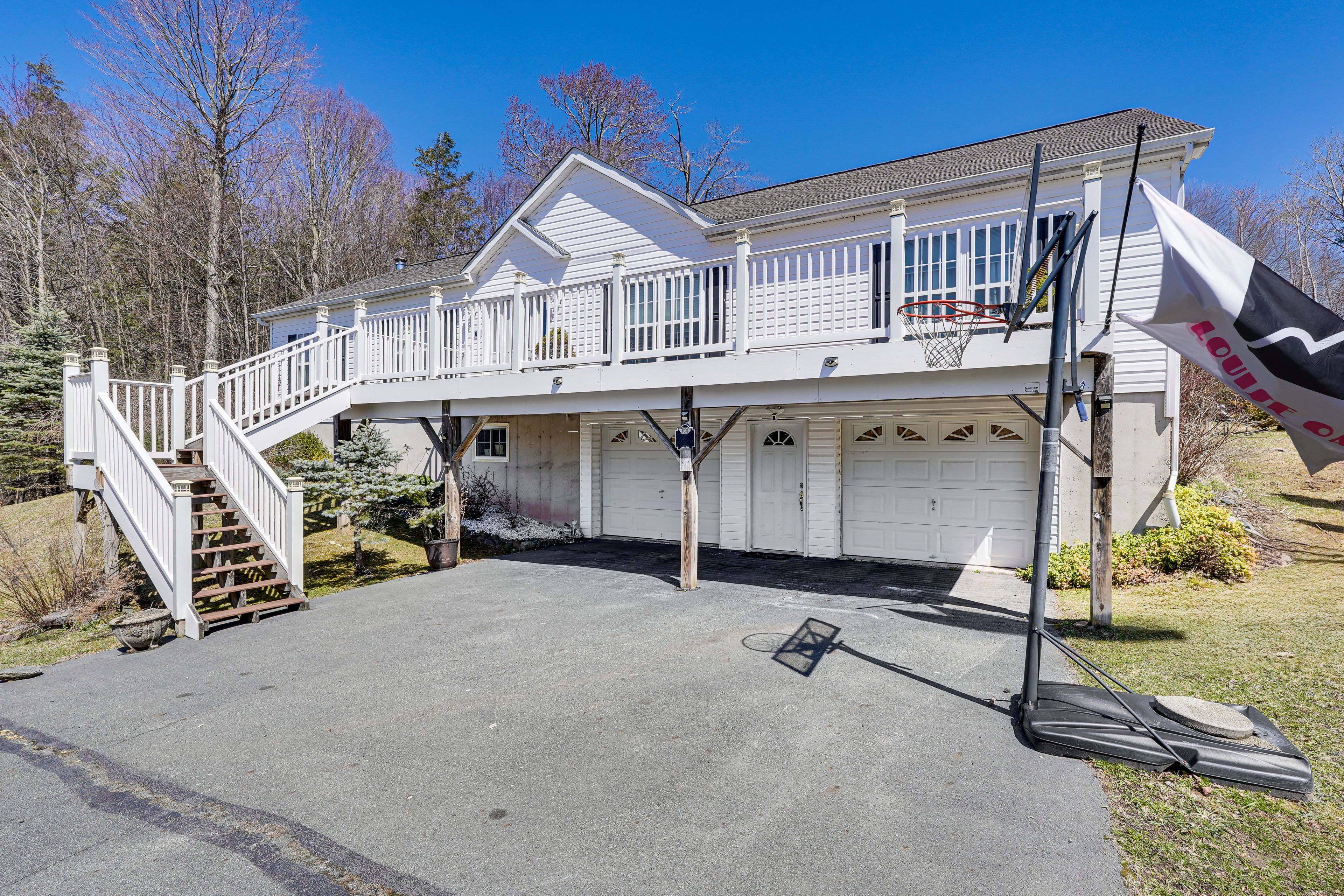 Parking | Driveway (3 Vehicles) | RV/Trailer Parking | Street Parking