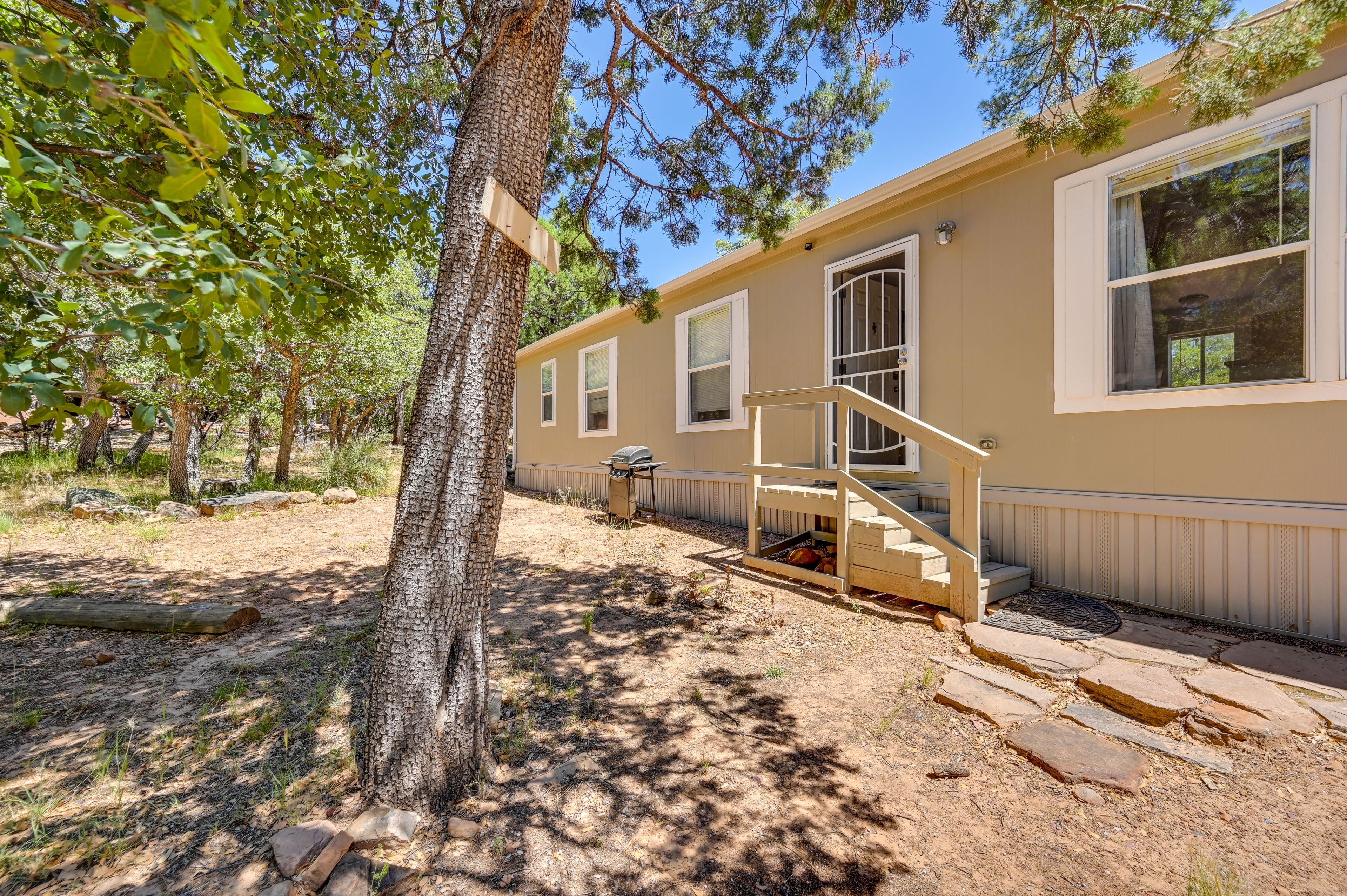 Cabin Exterior | Parking | Driveway (3 Vehicles)
