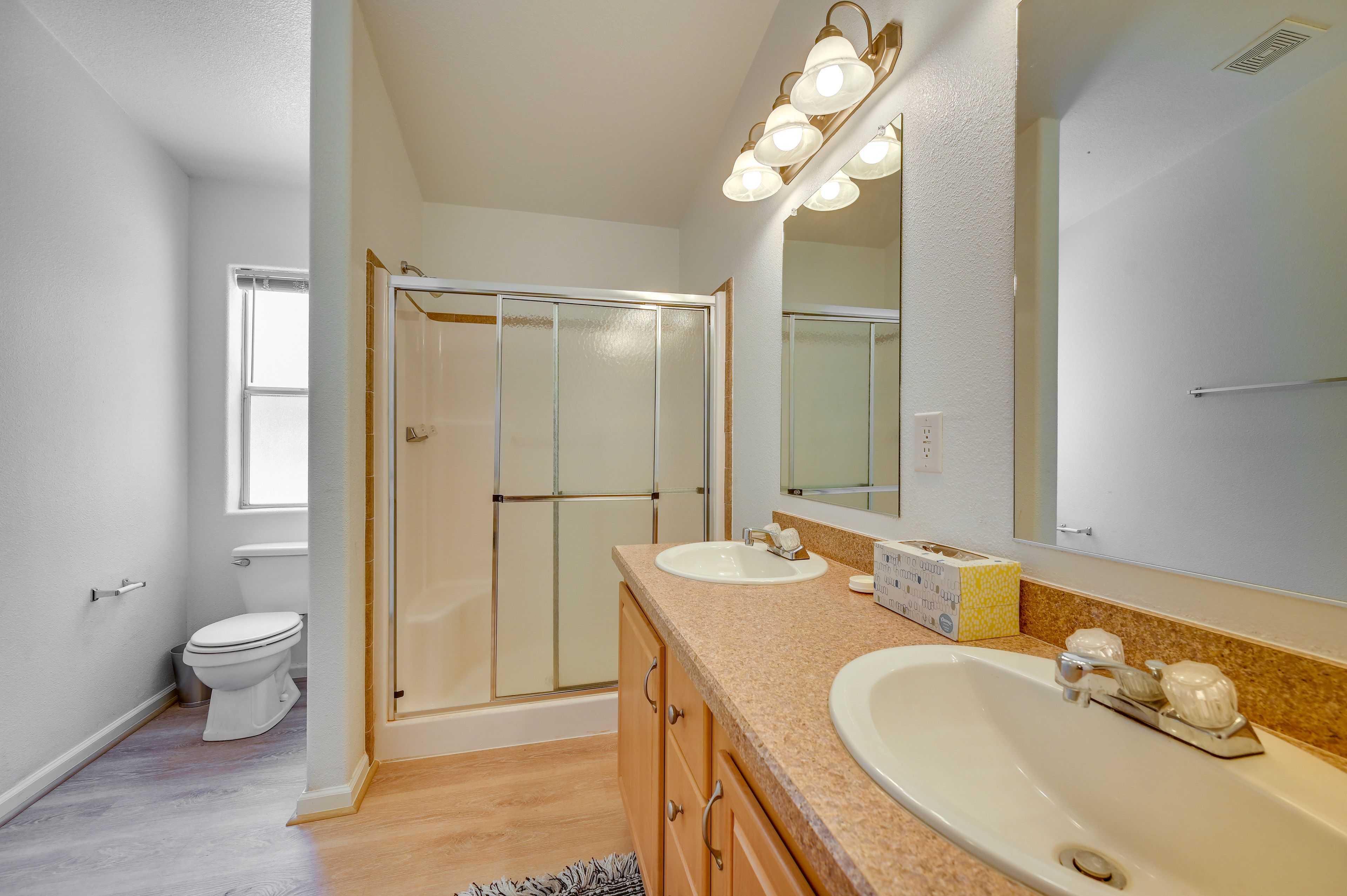 Full Bathroom | Towels Provided