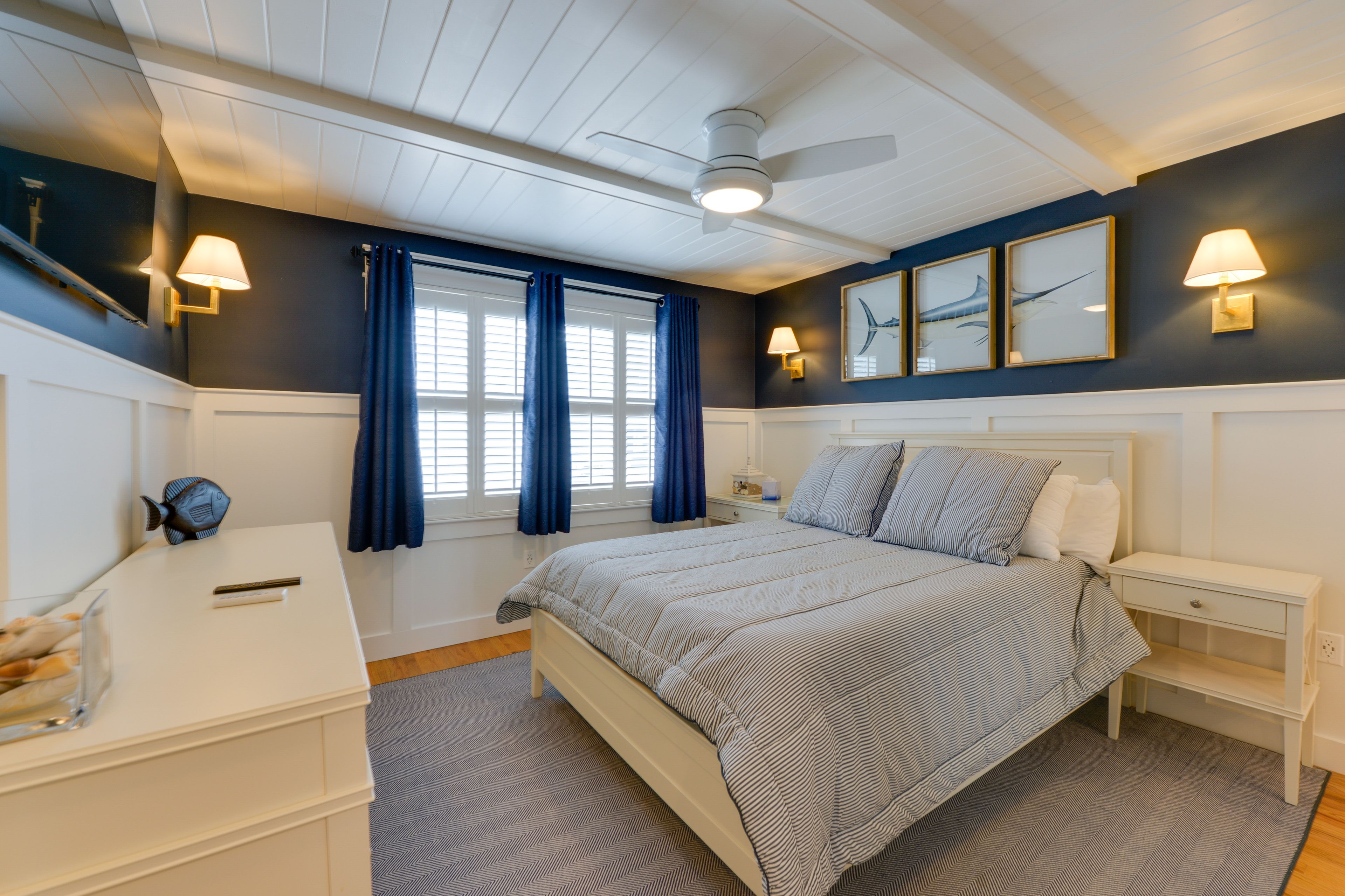 Bedroom 1 | Queen Bed | Smart TV | En-Suite Bathroom