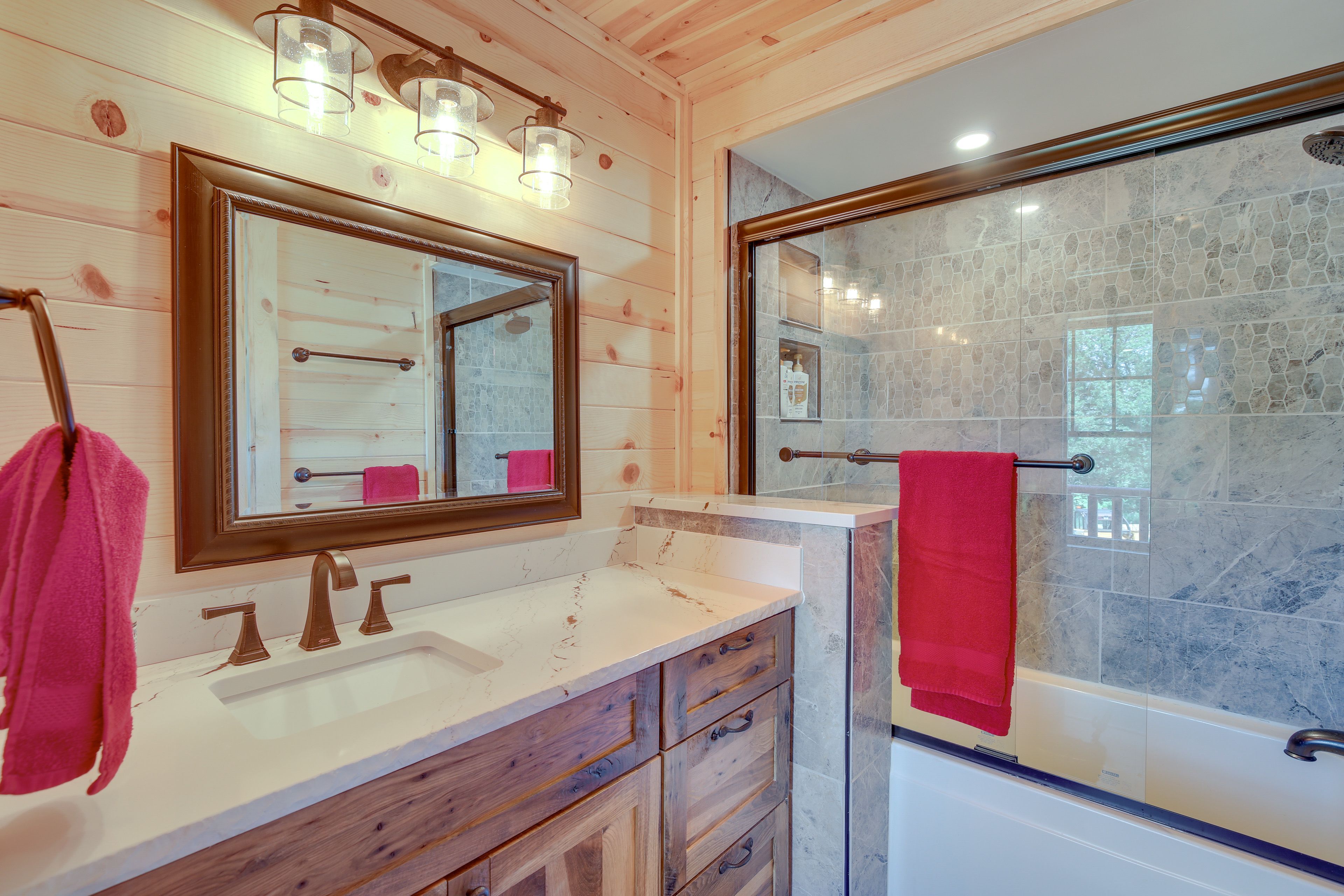 Full Bathroom | Towels Provided