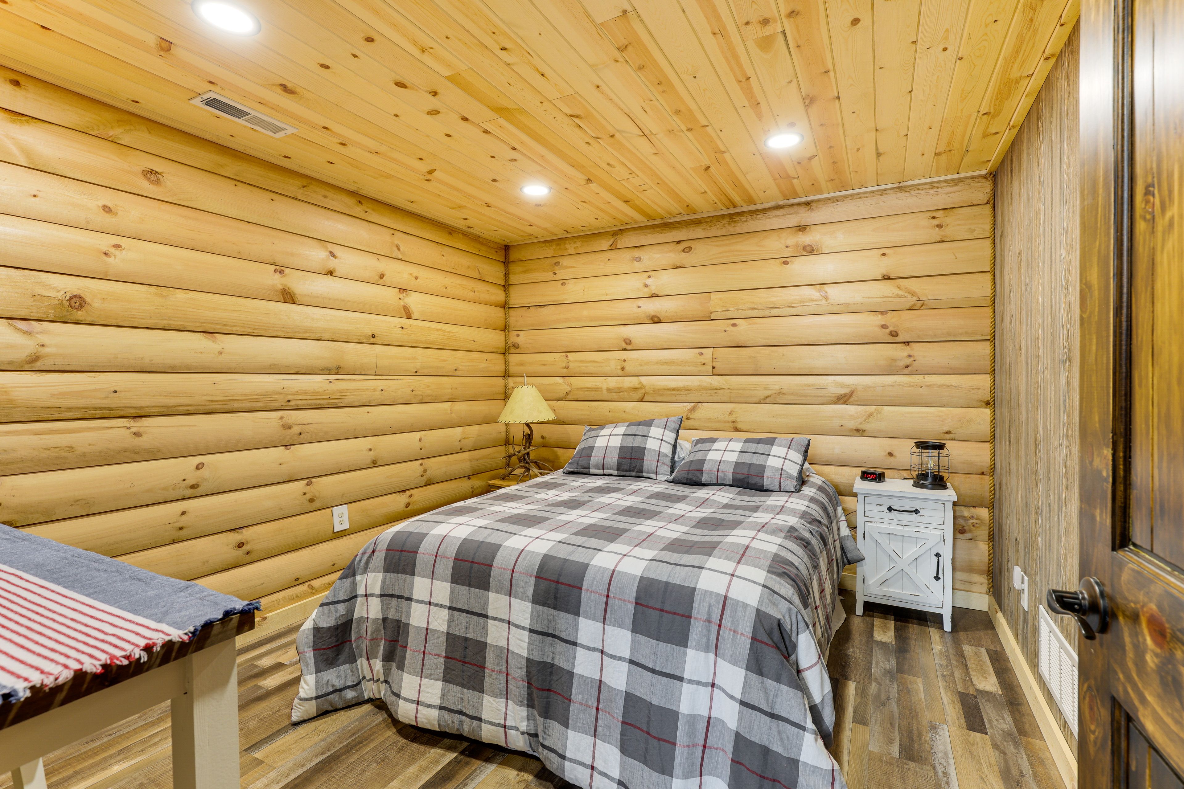 Bonus Room | Queen Bed