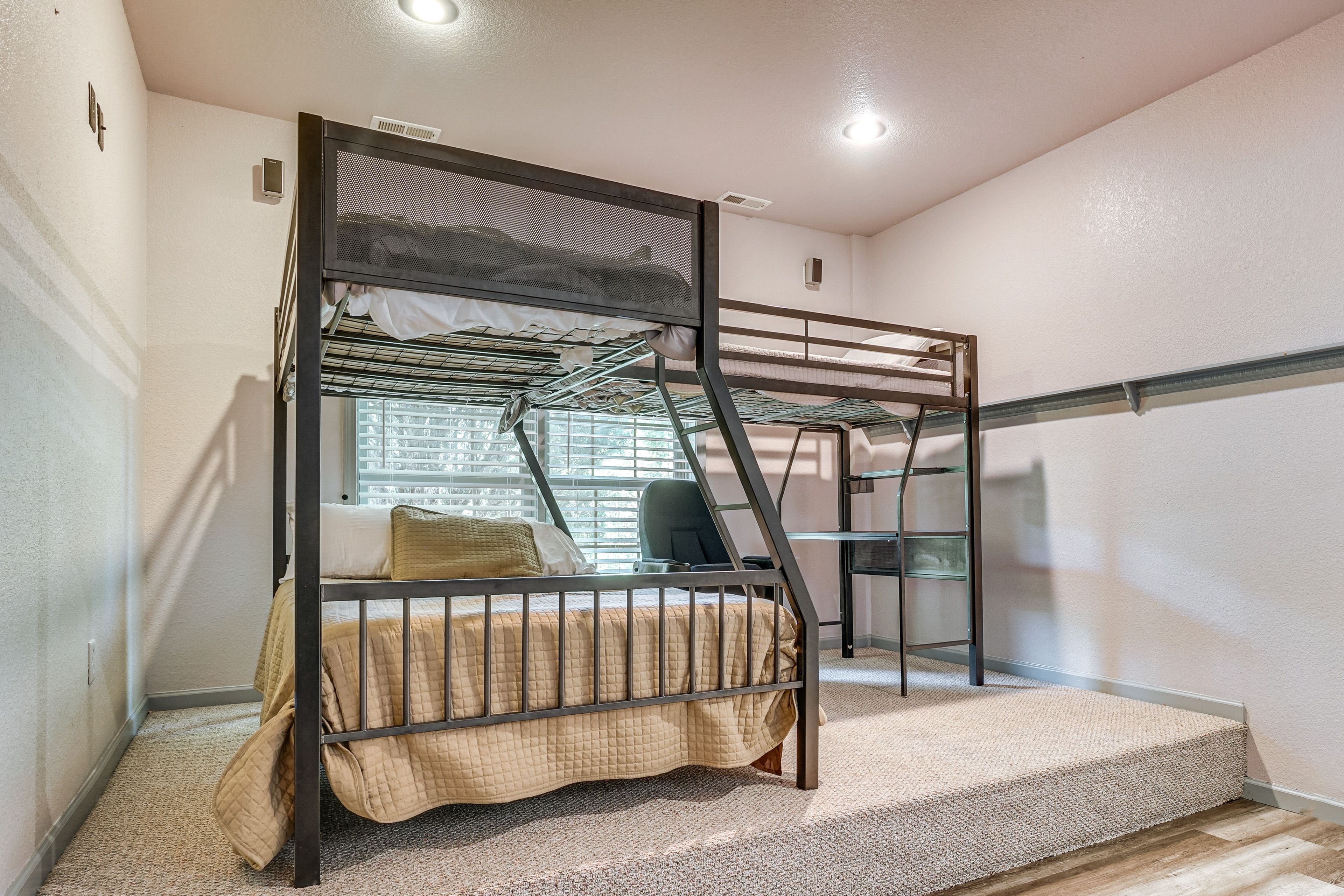 Bedroom 4 | Twin/Queen Bunk Bed | Lofted Twin Bed | Lower Floor