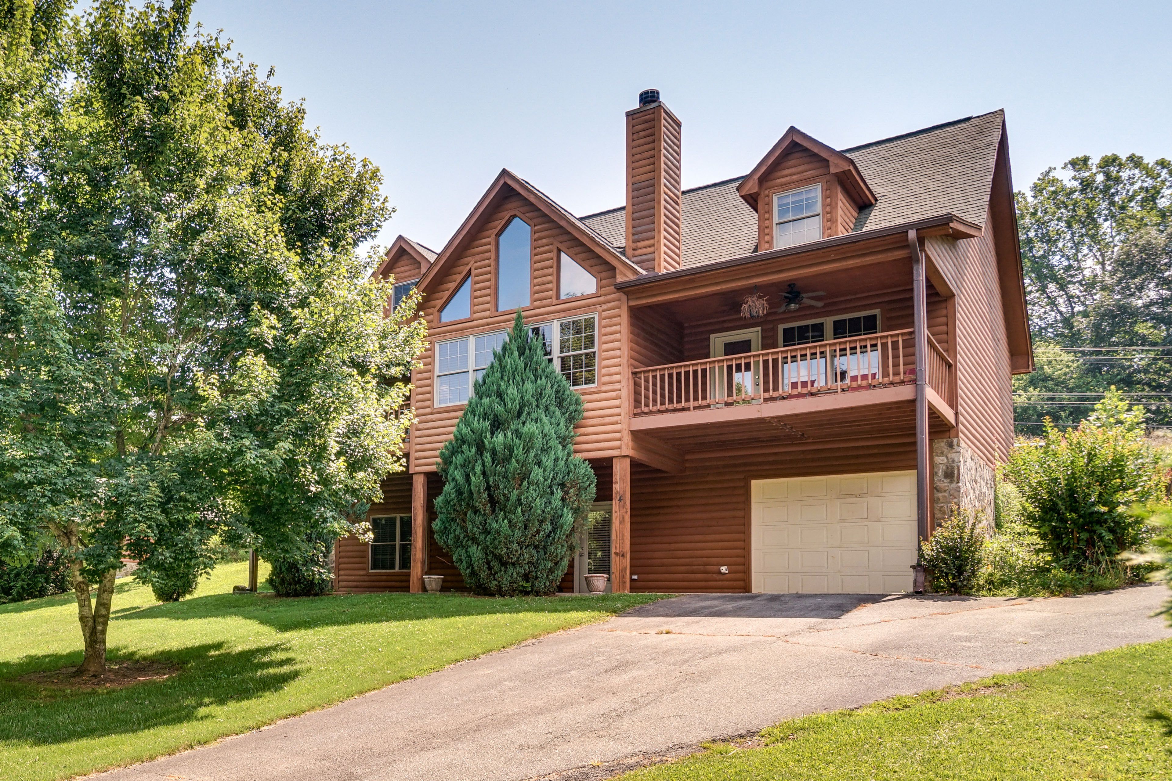 Hiawassee Vacation Rental | 4BR | 3BA | 3,300 Sq Ft | 2 Steps to Enter