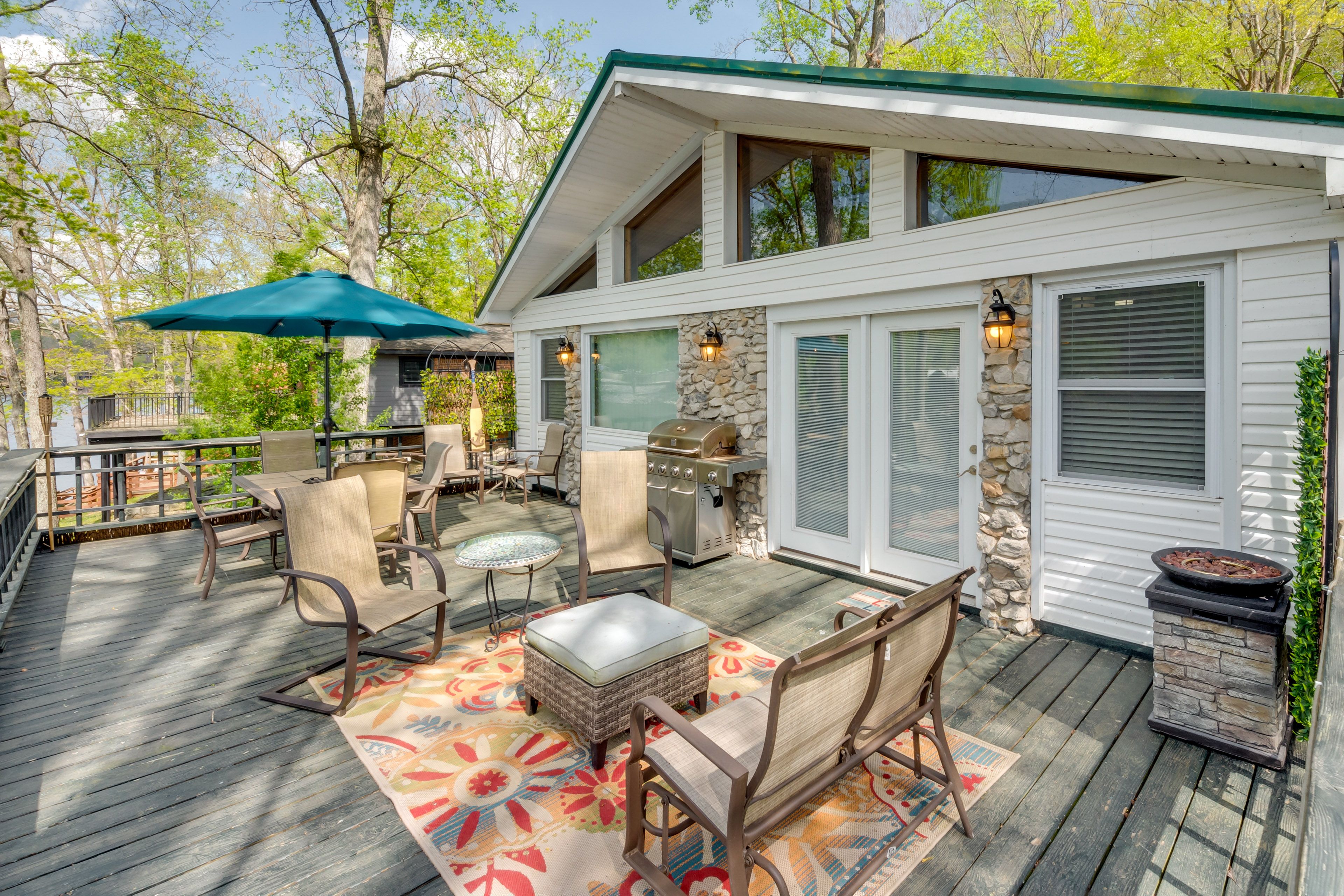 Deck | Gas Grill | Outdoor Seating & Dining Areas