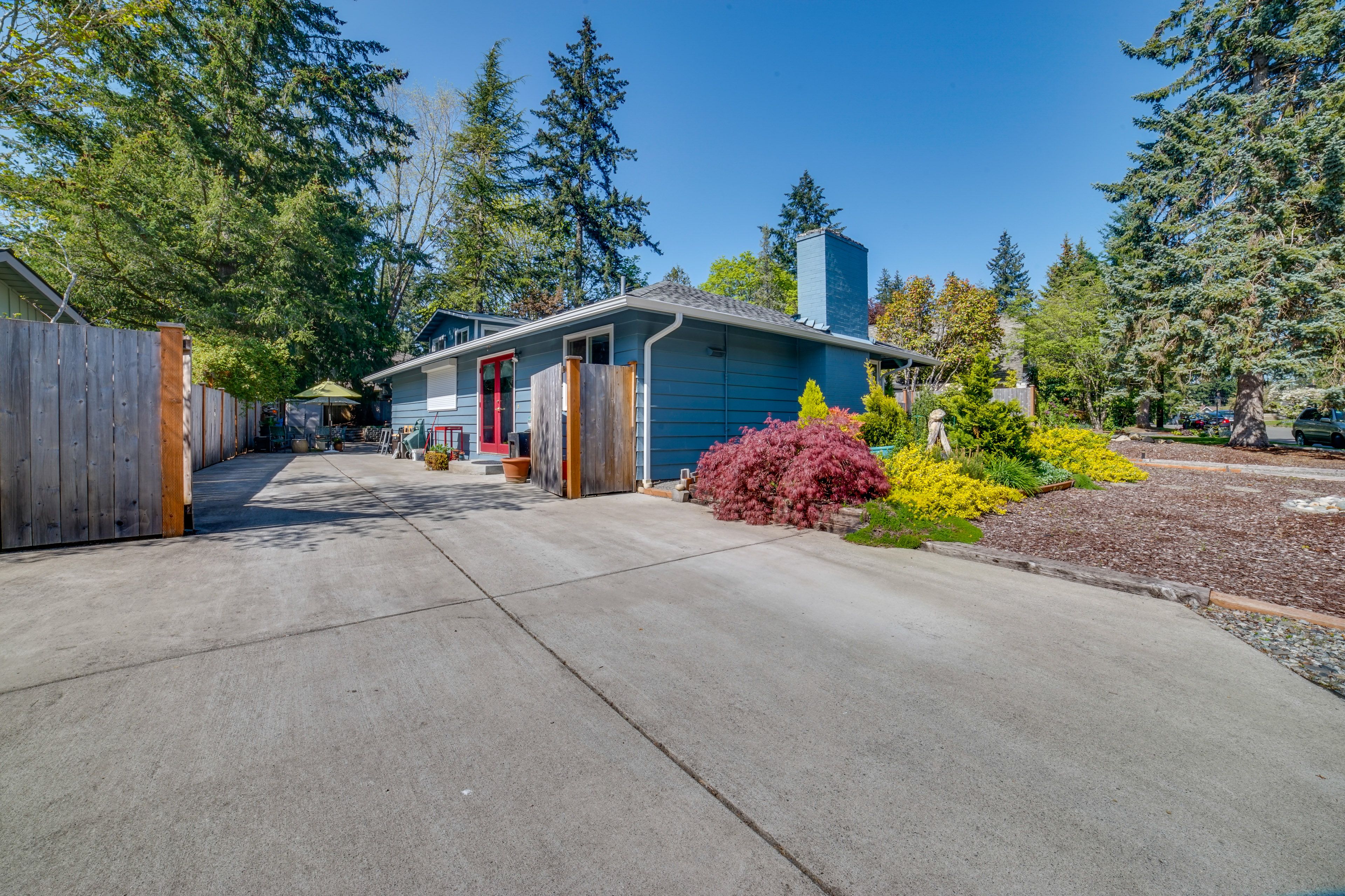Exterior | Parking | Driveway (1 Vehicle) | Free Street Parking
