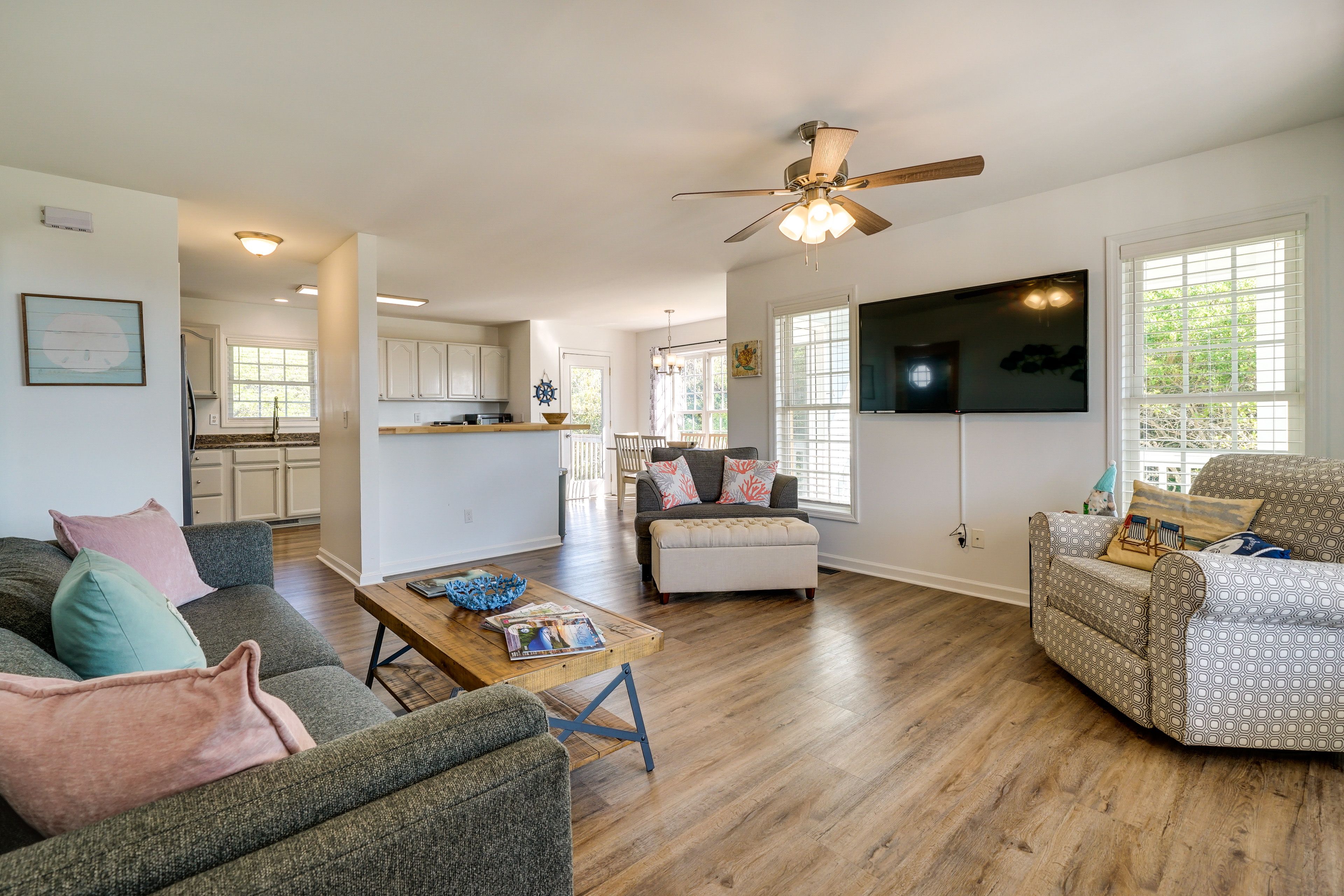 Living Room | Free WiFi | Central A/C & Heating