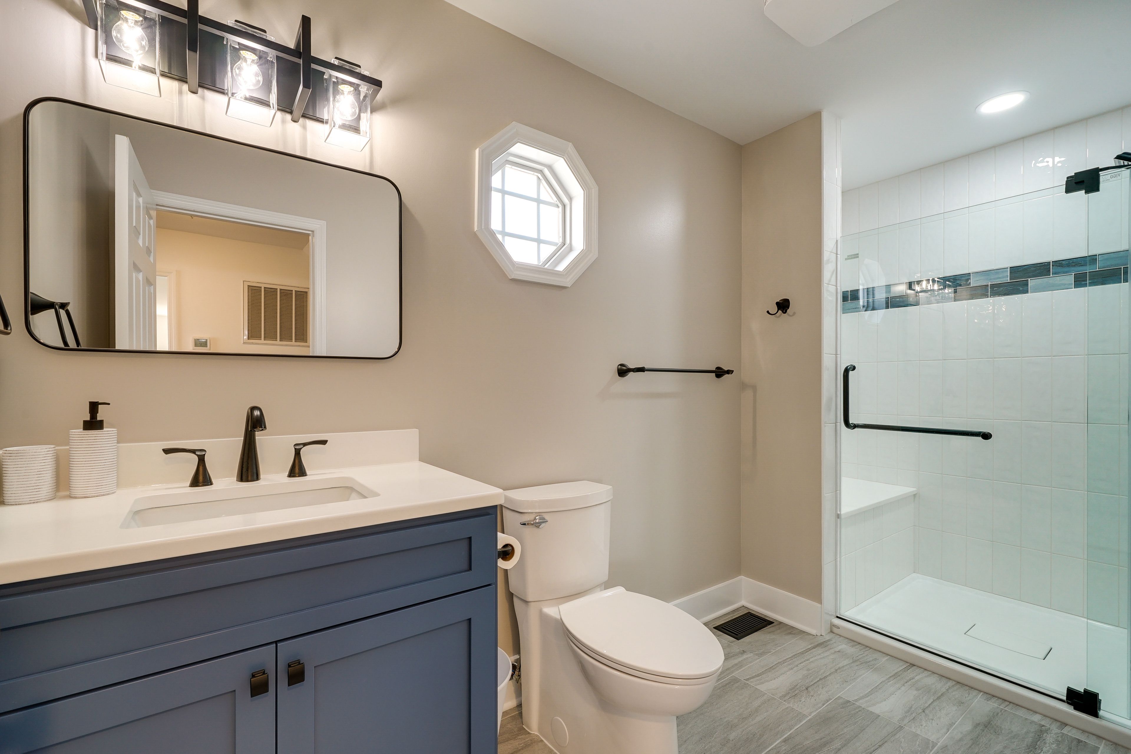Full Bathroom | Towels Provided