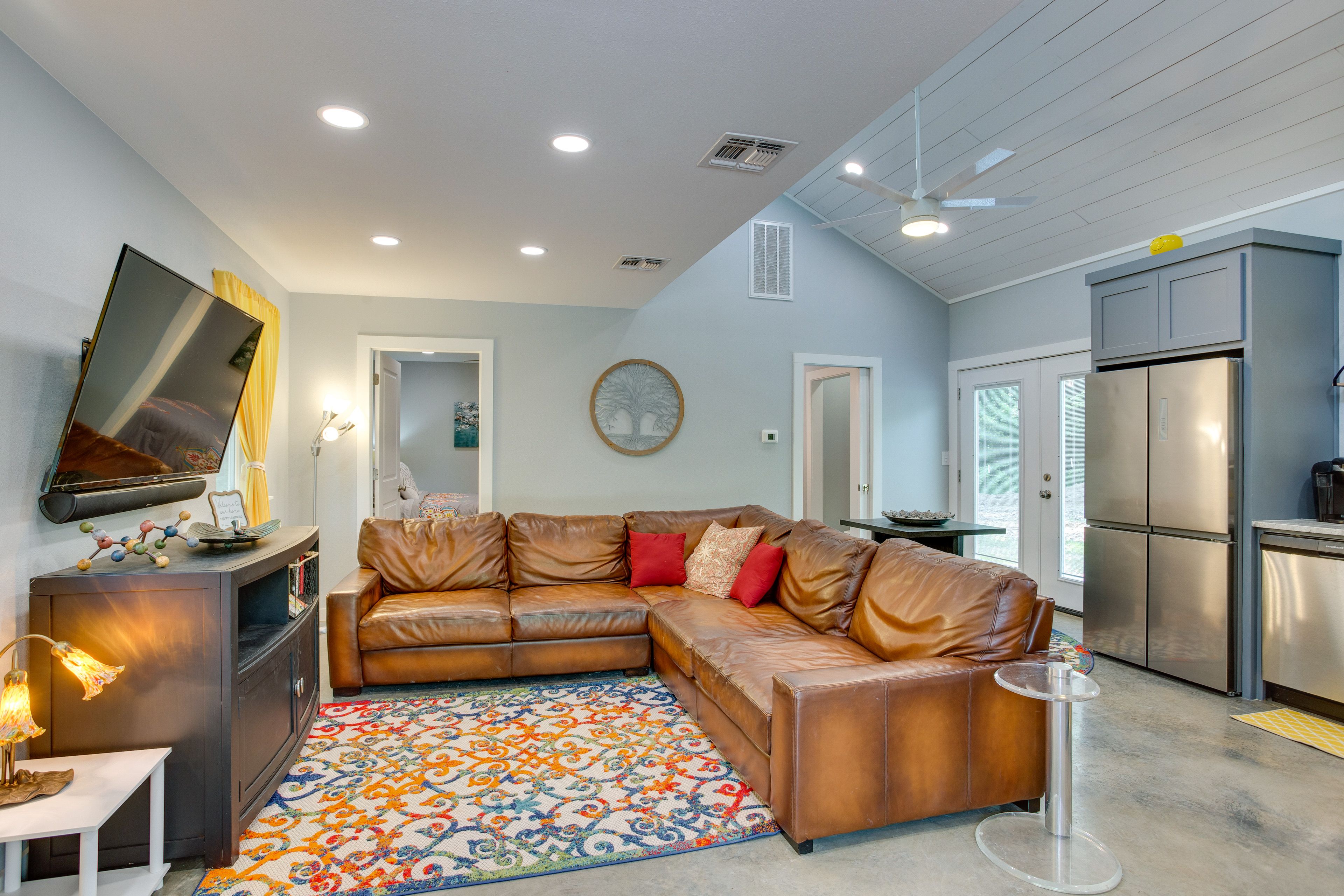 Living Room | Pack 'n Play | Smart TV